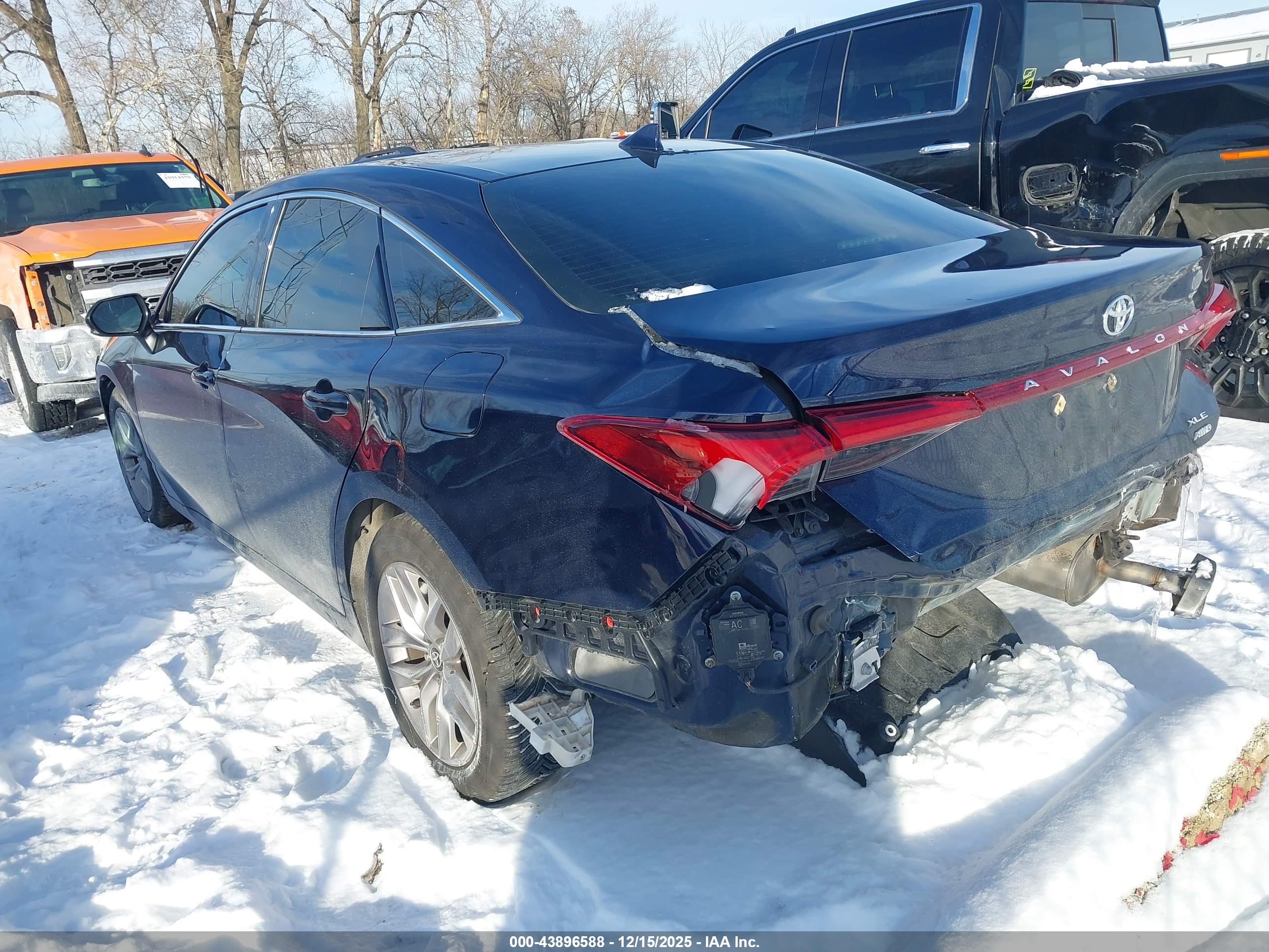 TOYOTA AVALON image 3