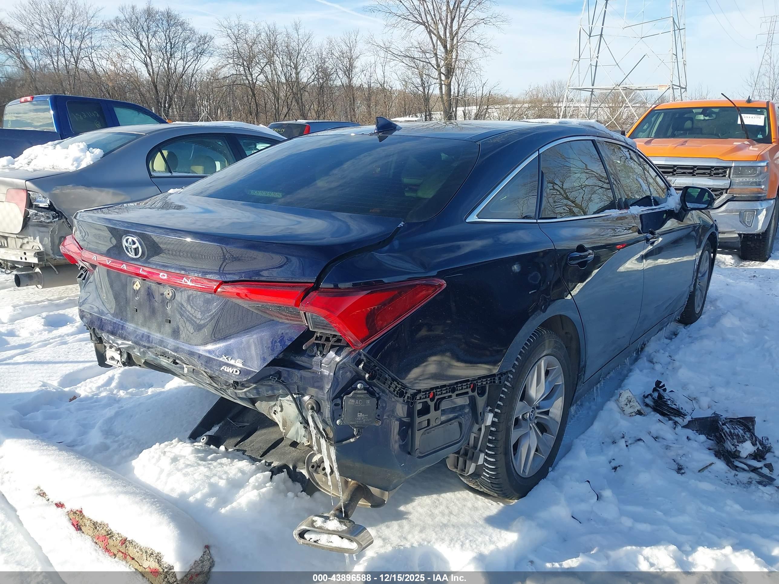 TOYOTA AVALON image 4