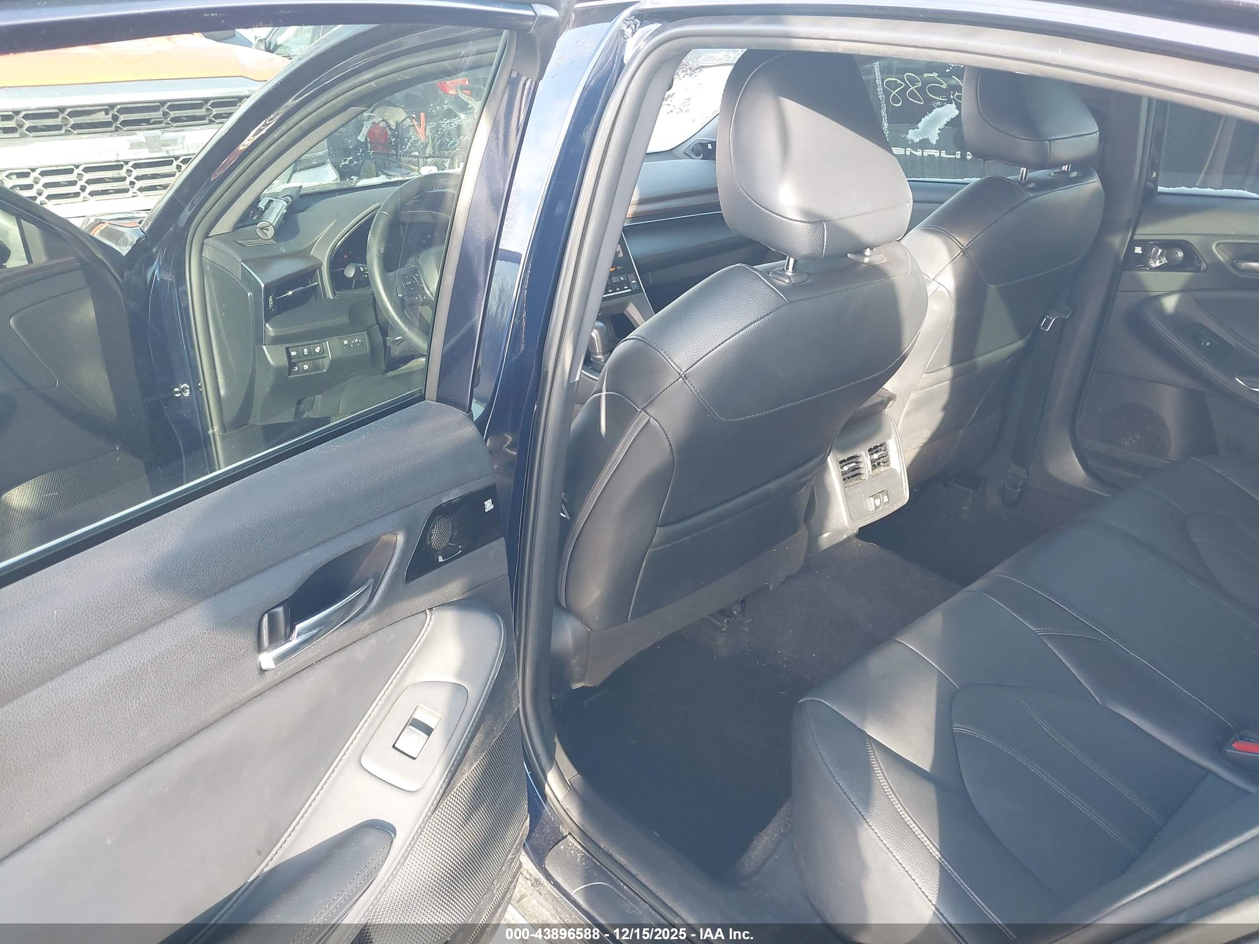 TOYOTA AVALON image 8