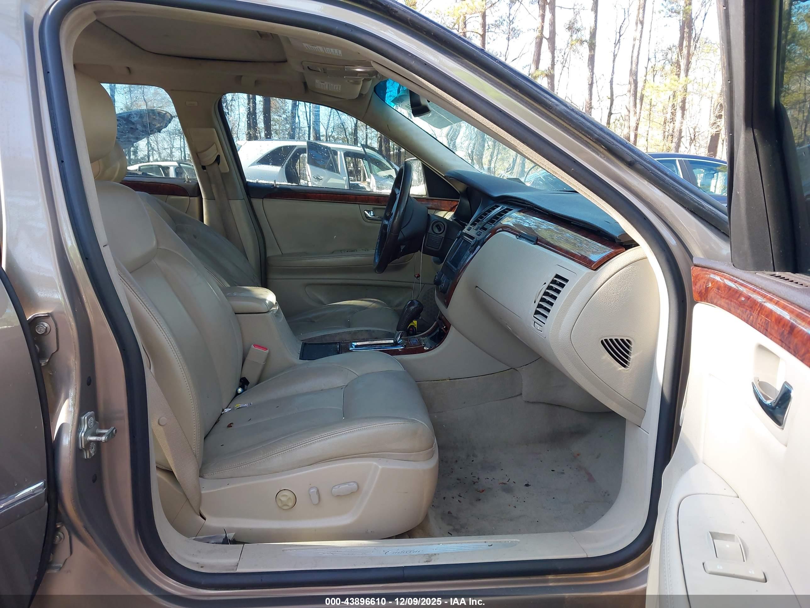 CADILLAC DTS image 5