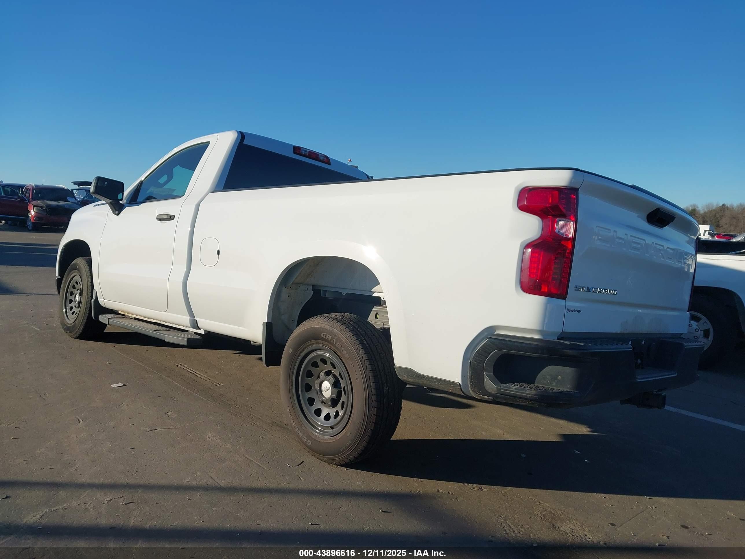 CHEVROLET SILVERADO image 3