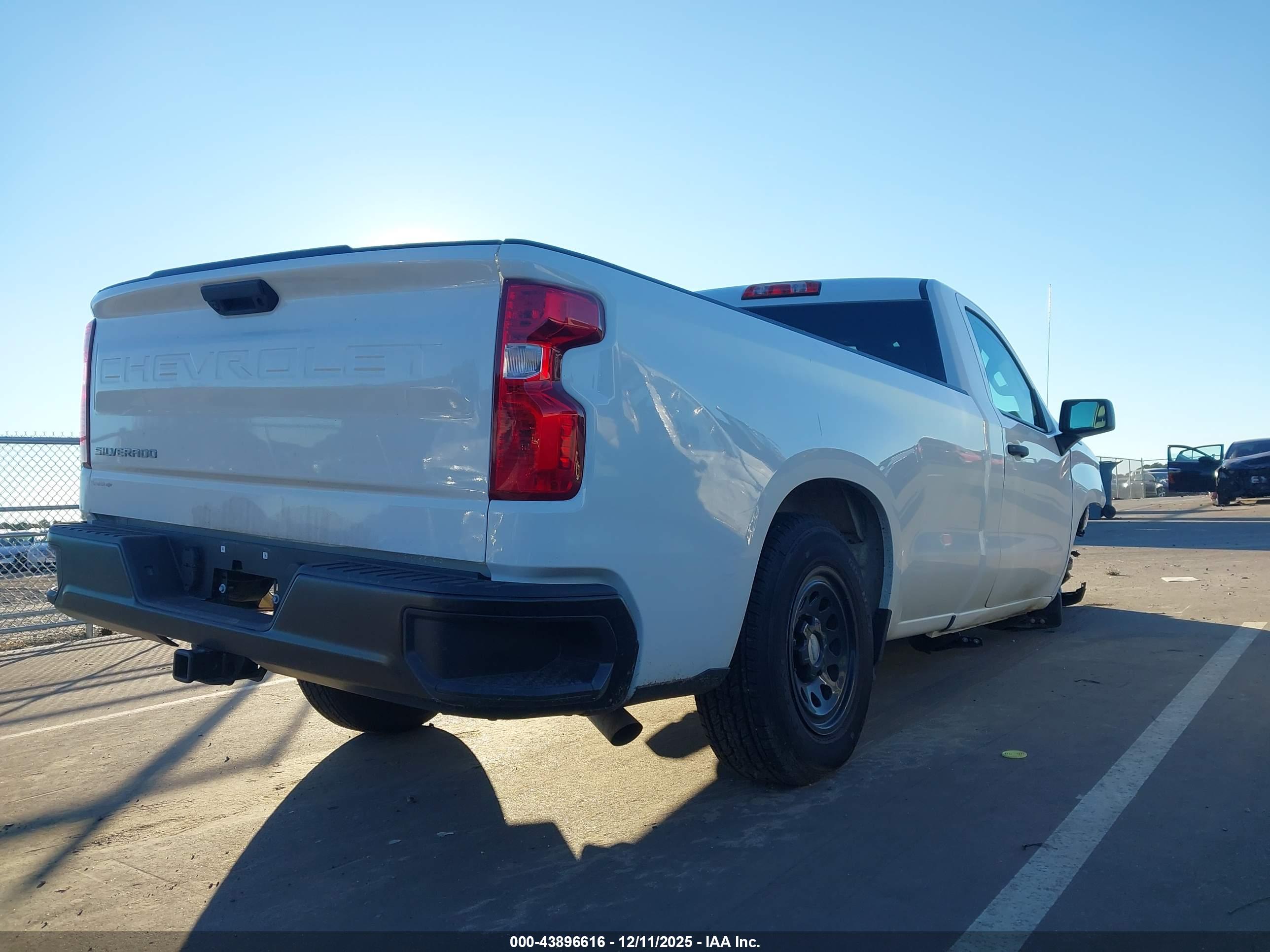 CHEVROLET SILVERADO image 4