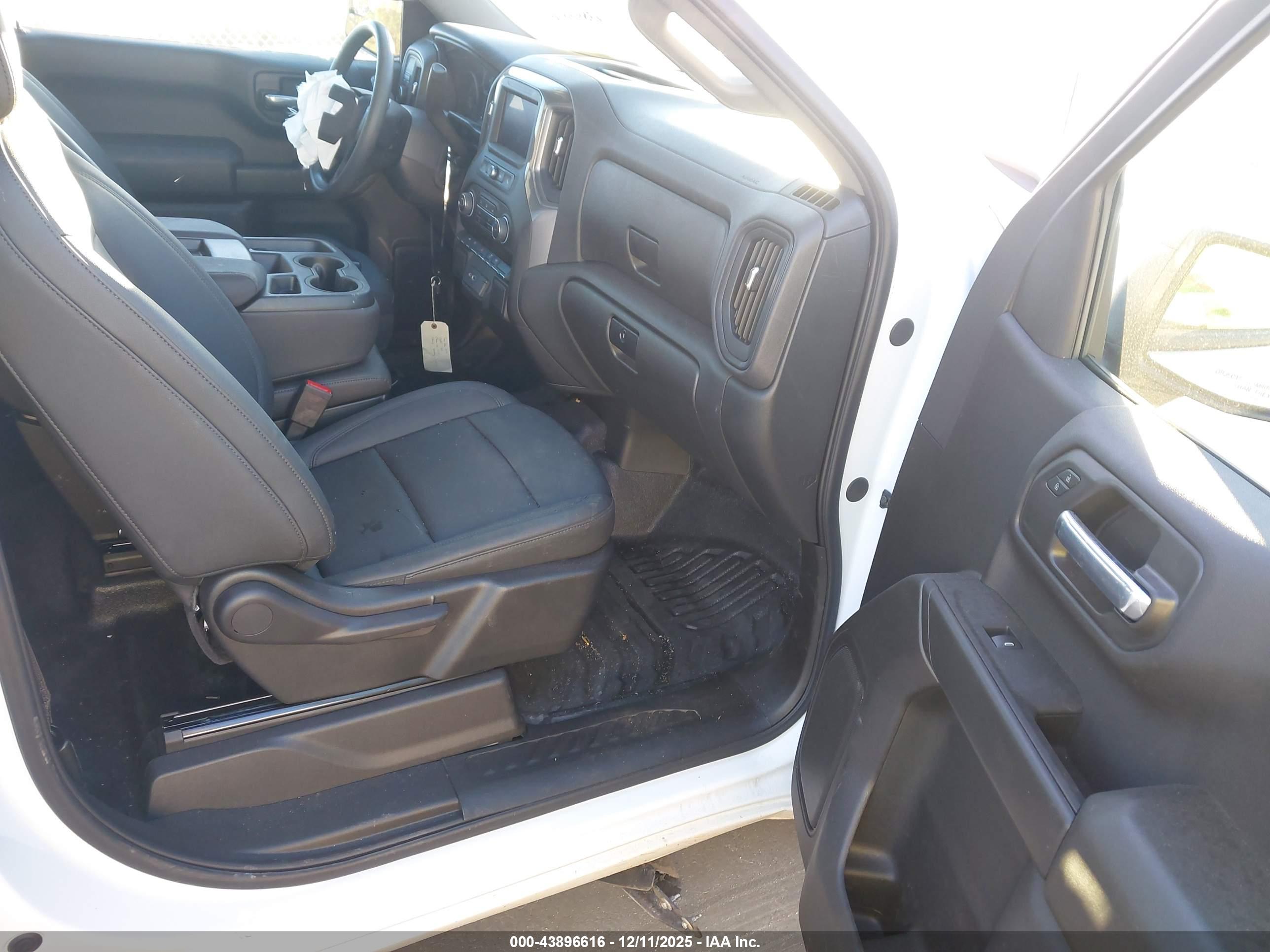 CHEVROLET SILVERADO image 5