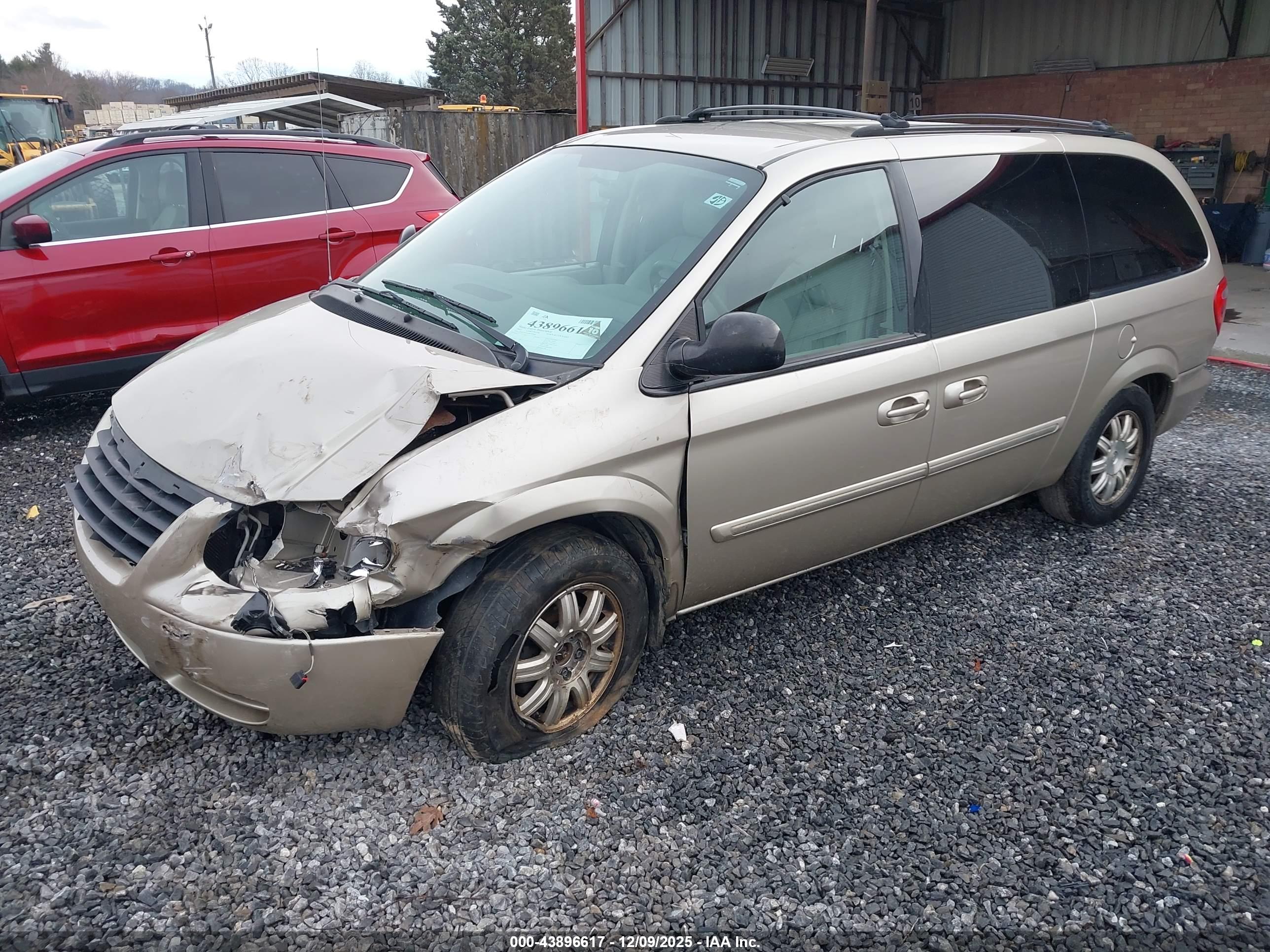 CHRYSLER TOWN image 2
