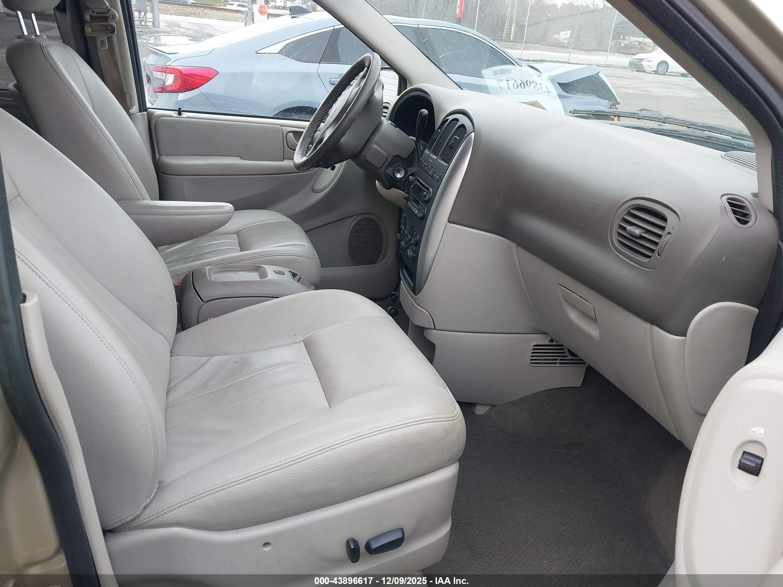 CHRYSLER TOWN image 5
