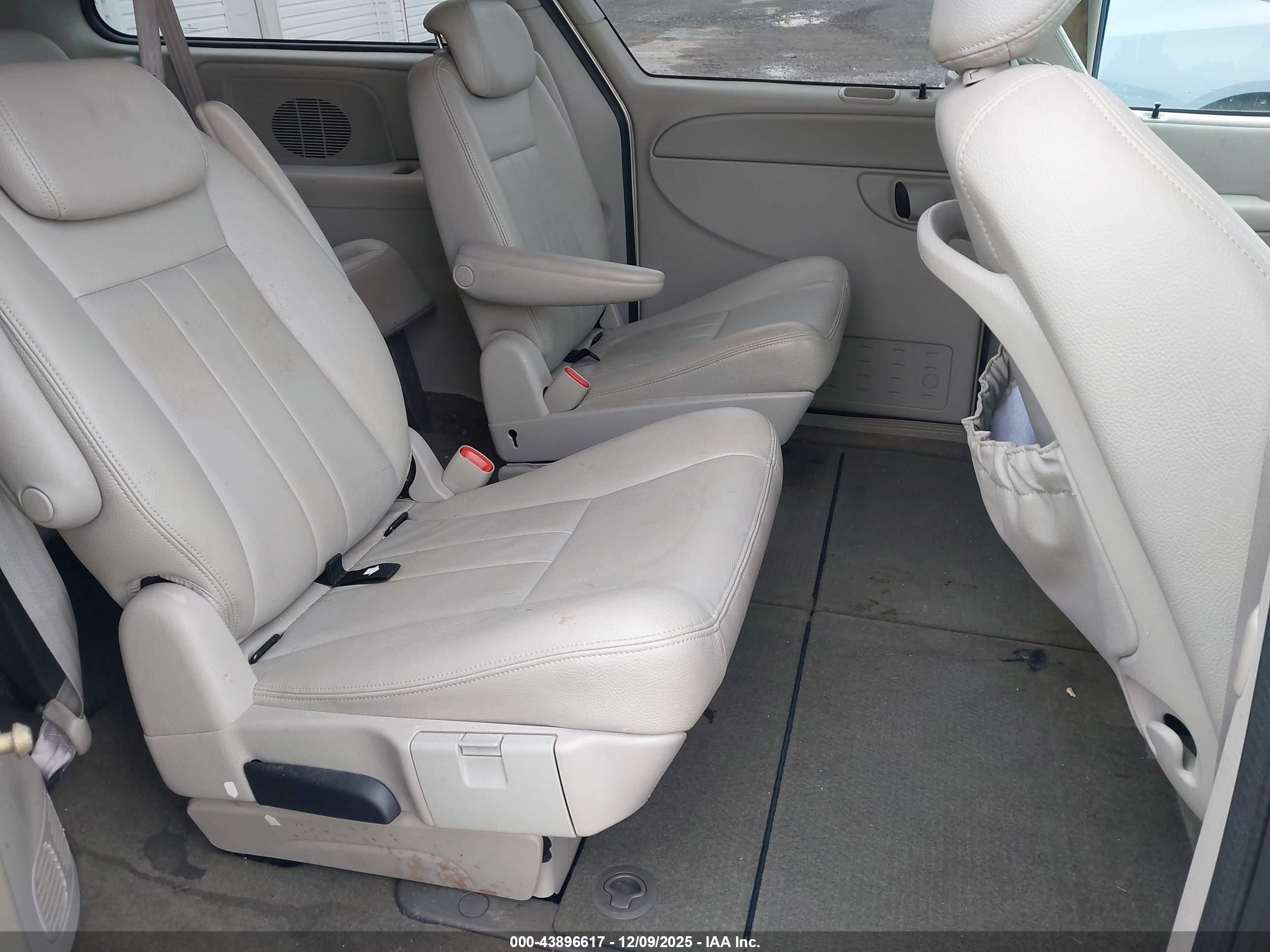 CHRYSLER TOWN image 8