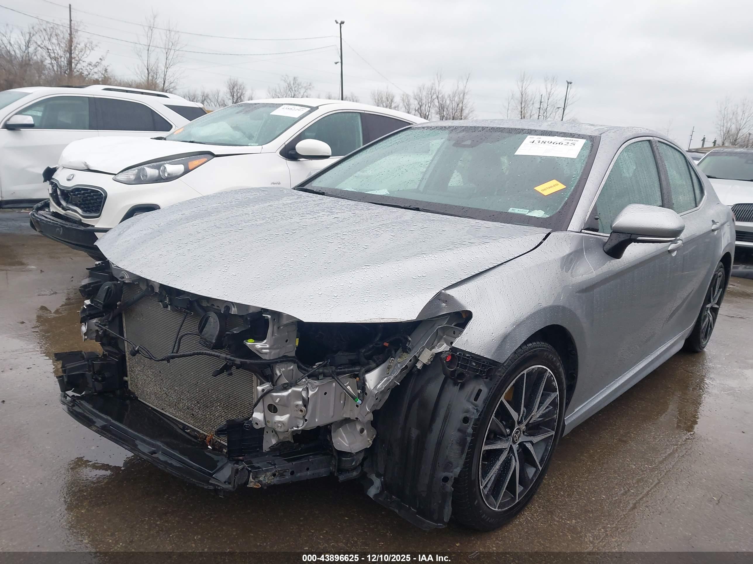 TOYOTA CAMRY image 2