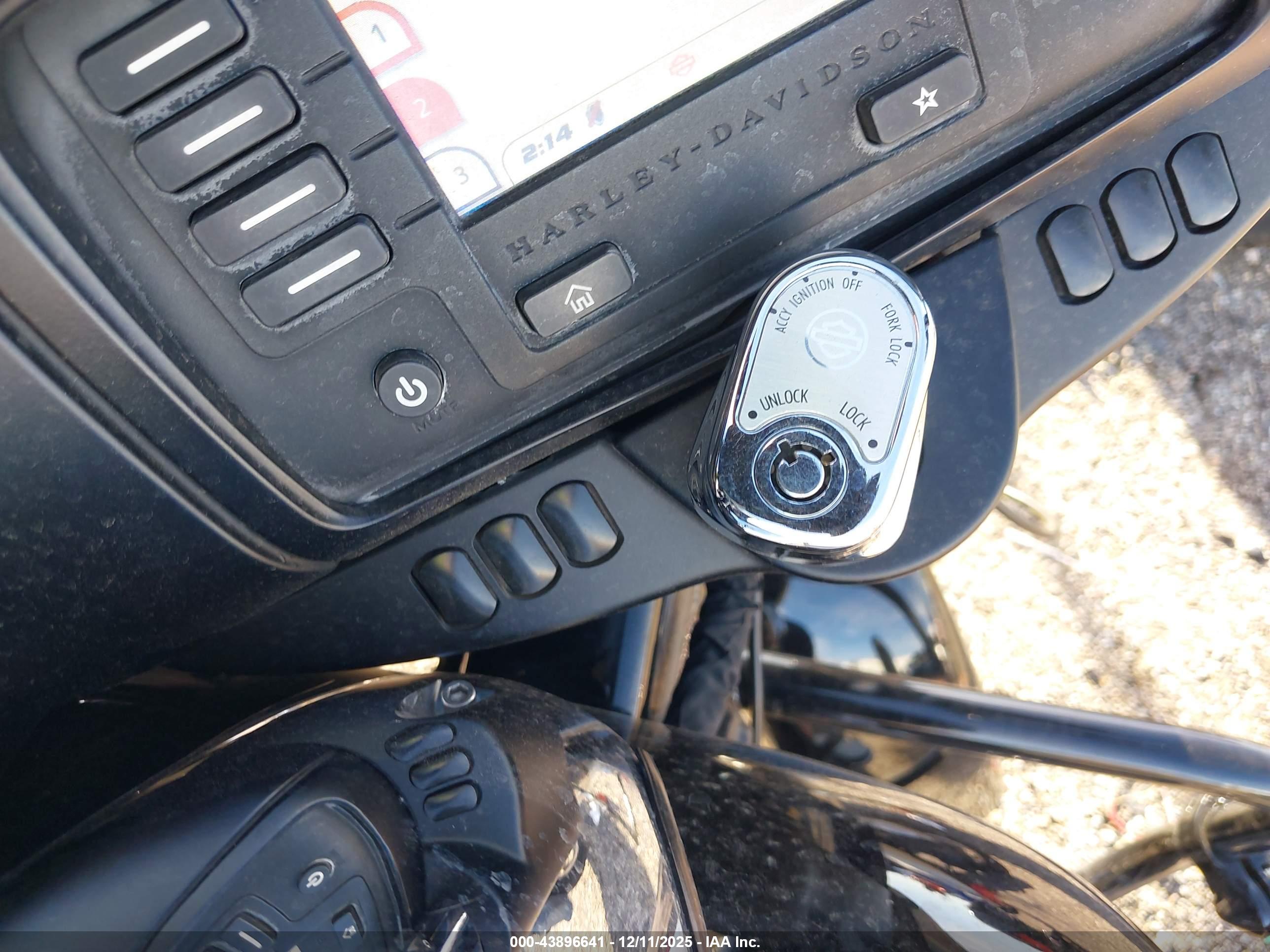 HARLEY-DAVIDSON FLHX image 11