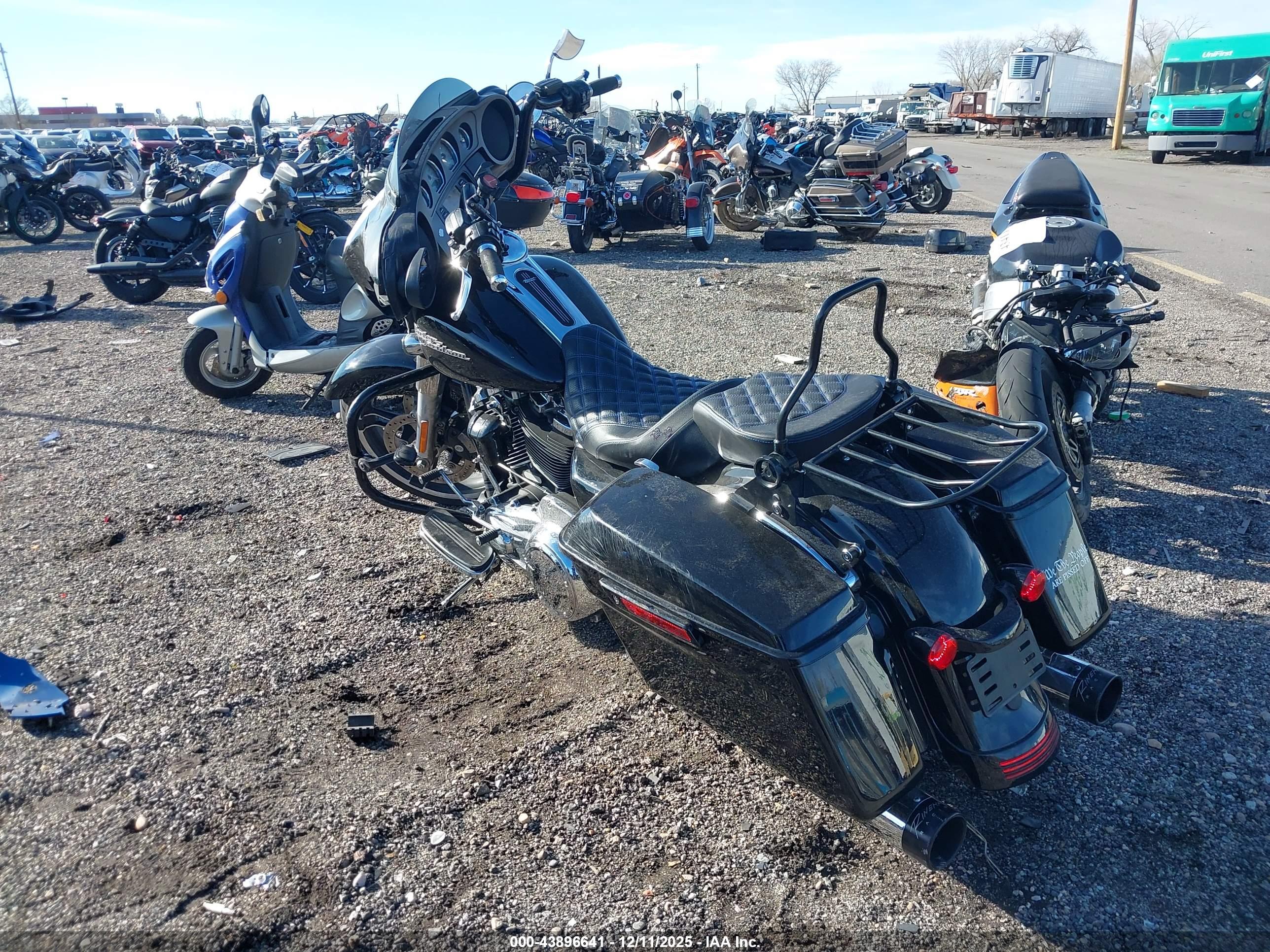 HARLEY-DAVIDSON FLHX image 3