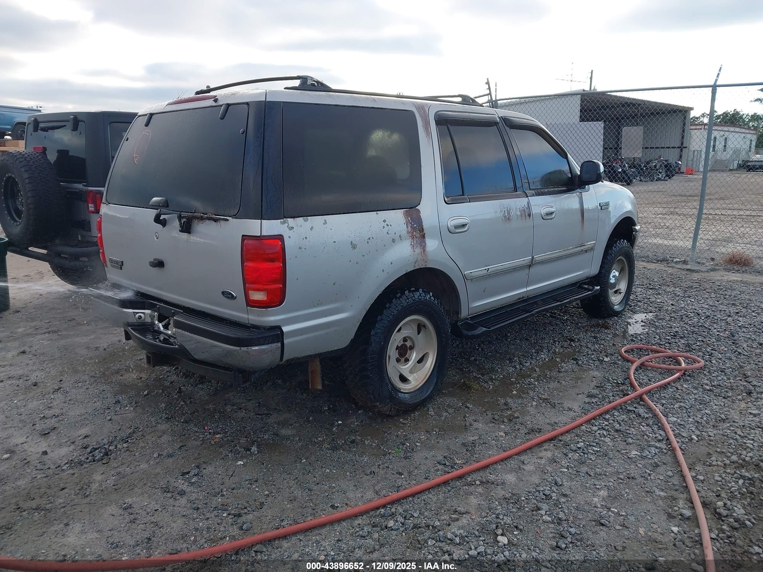 FORD EXPEDITION image 4