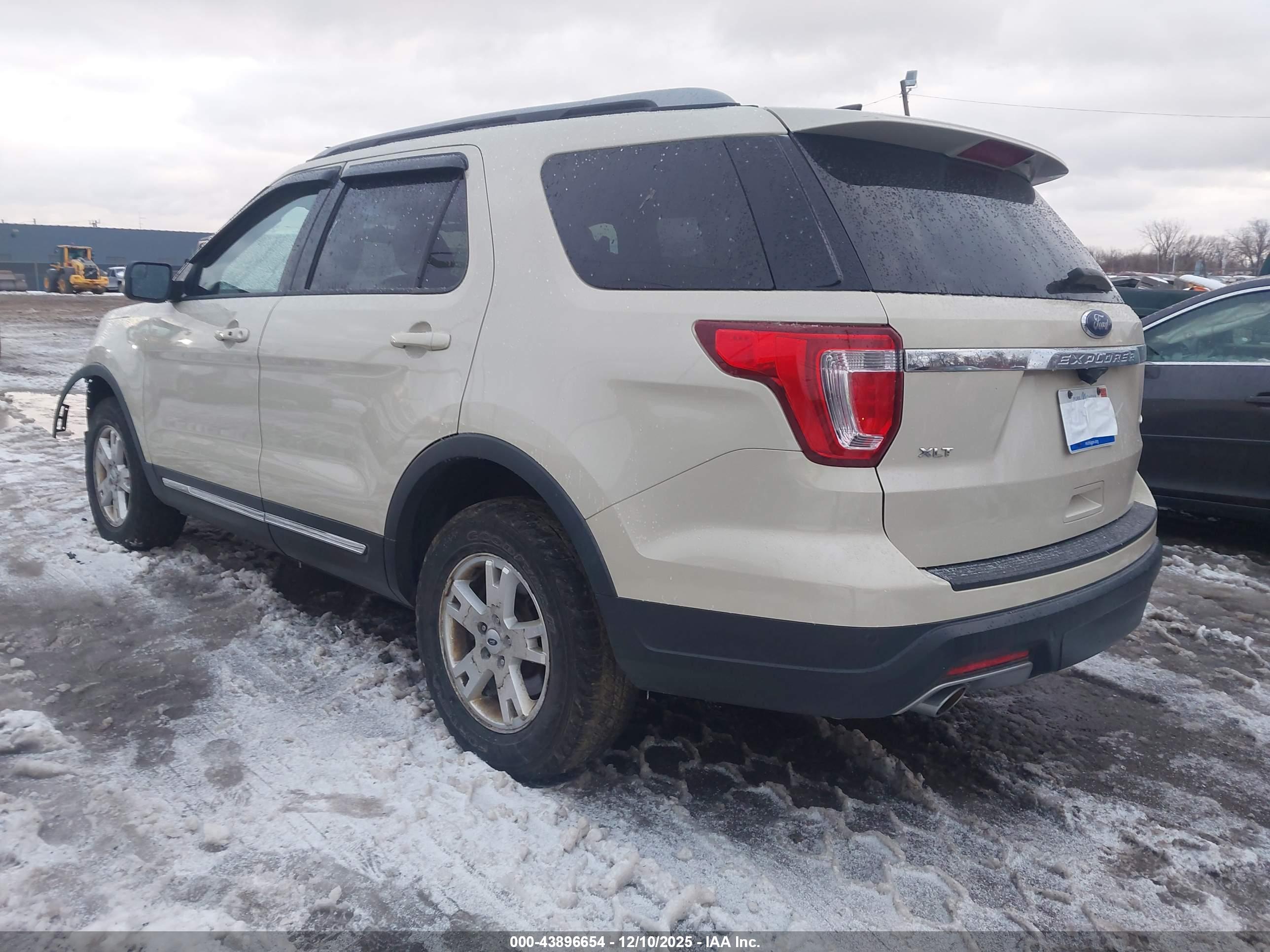 FORD EXPLORER image 3