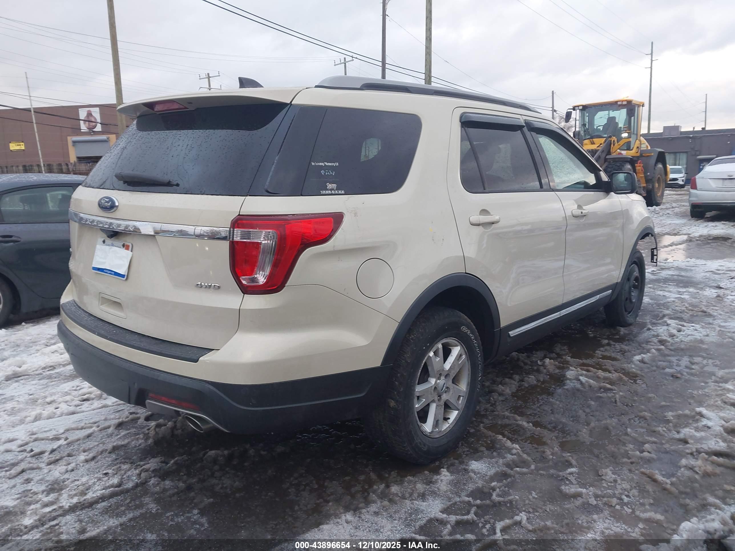 FORD EXPLORER image 4