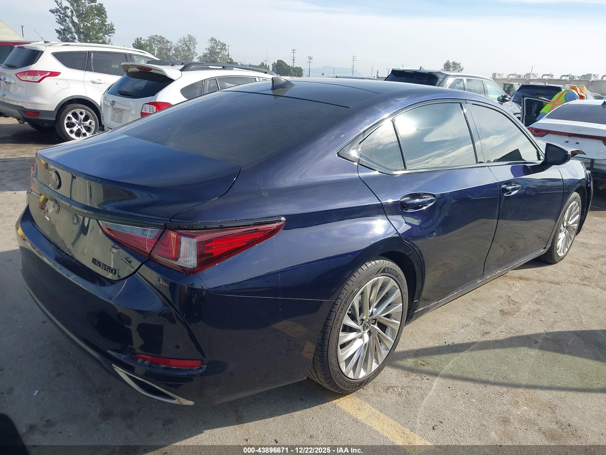 LEXUS ES image 4
