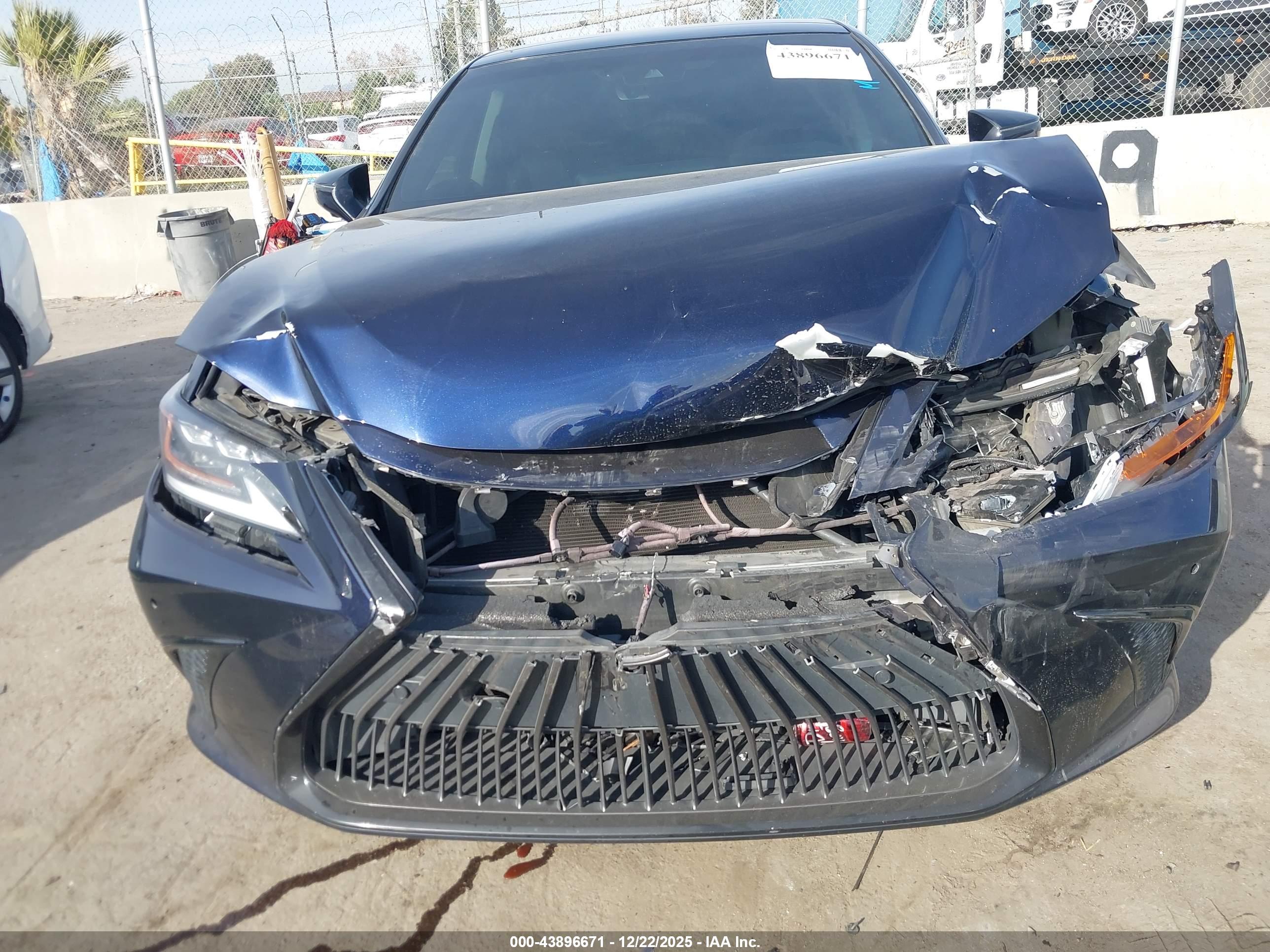 LEXUS ES image 6