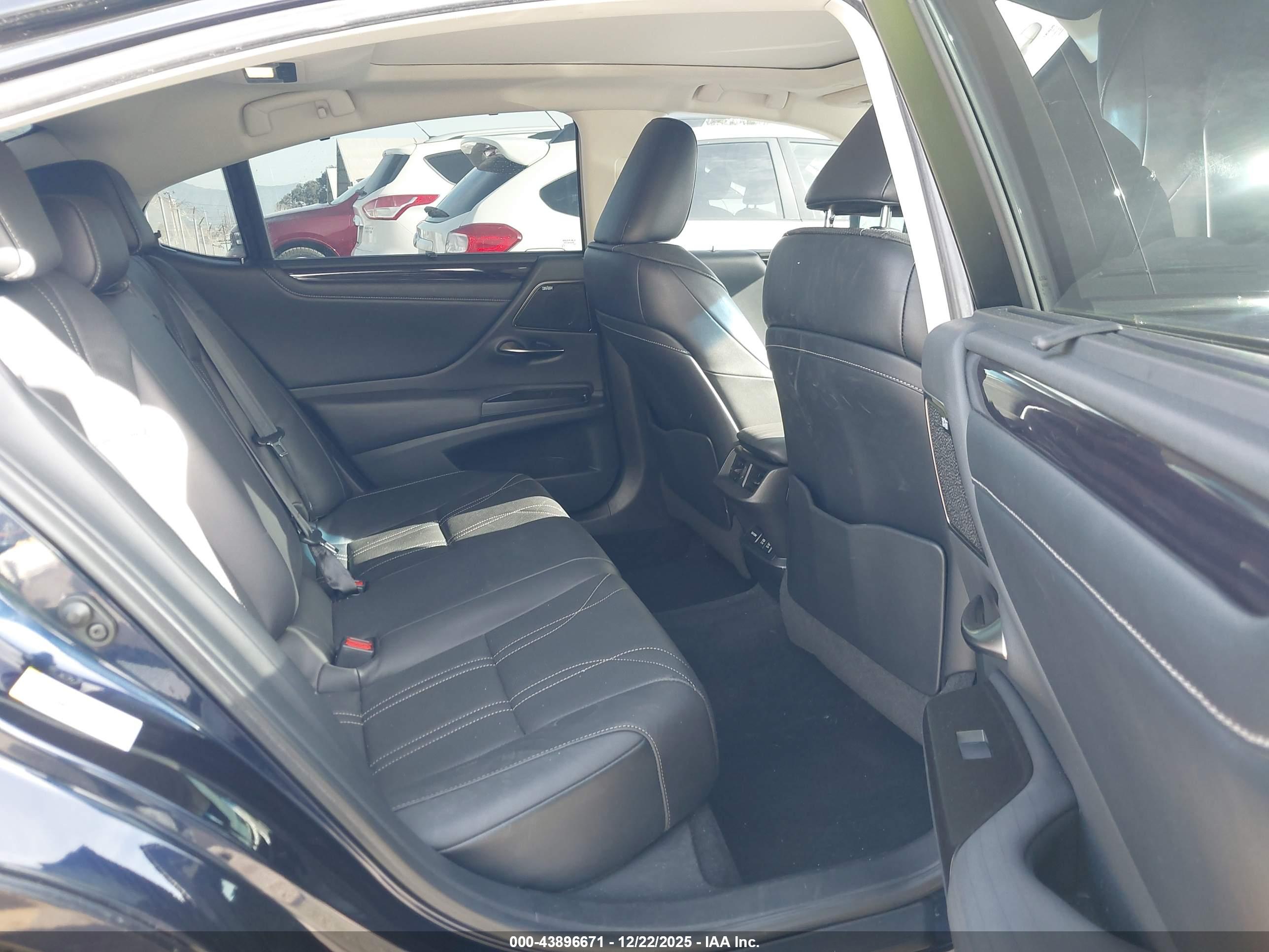 LEXUS ES image 8