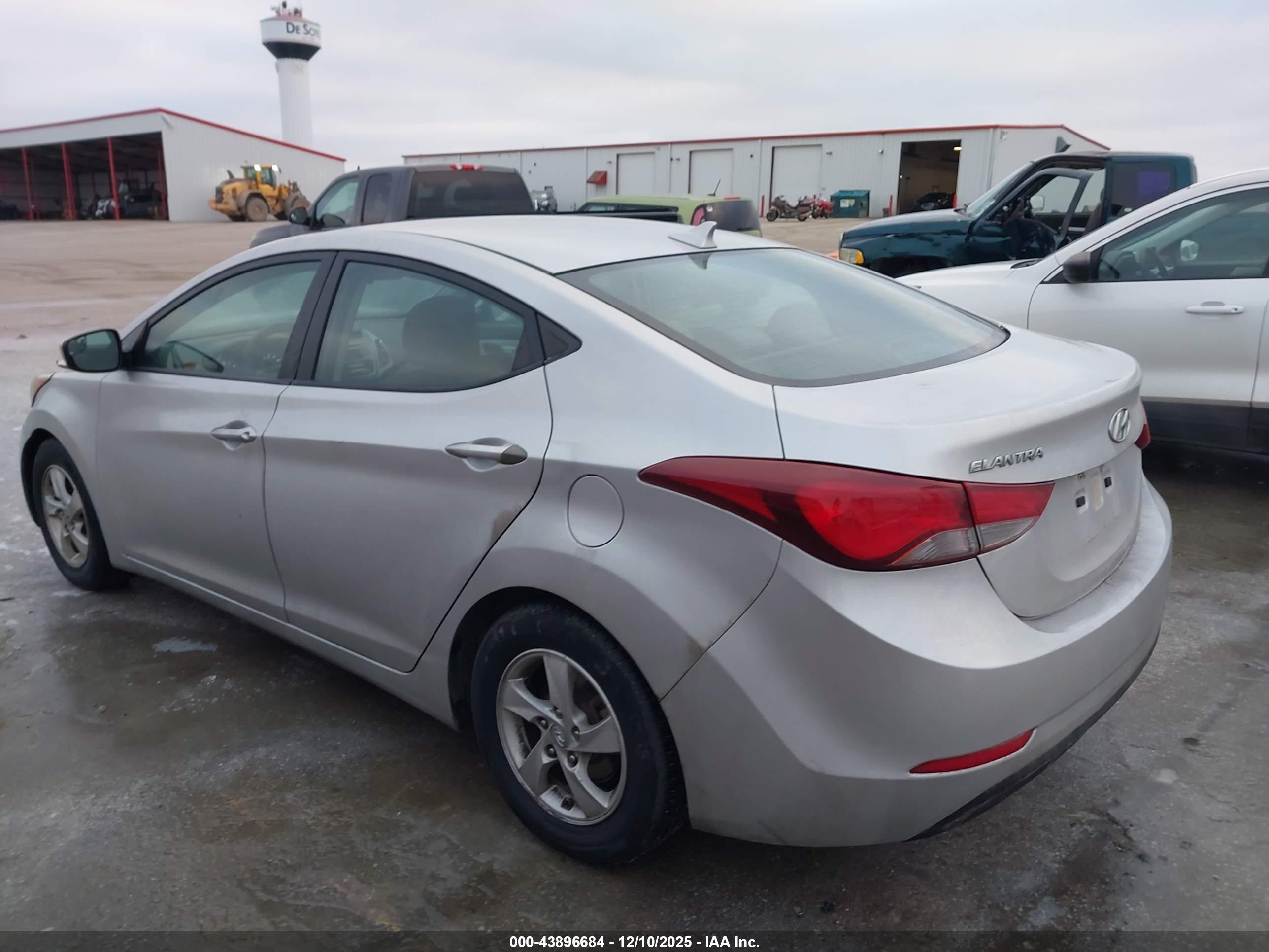 HYUNDAI ELANTRA image 3