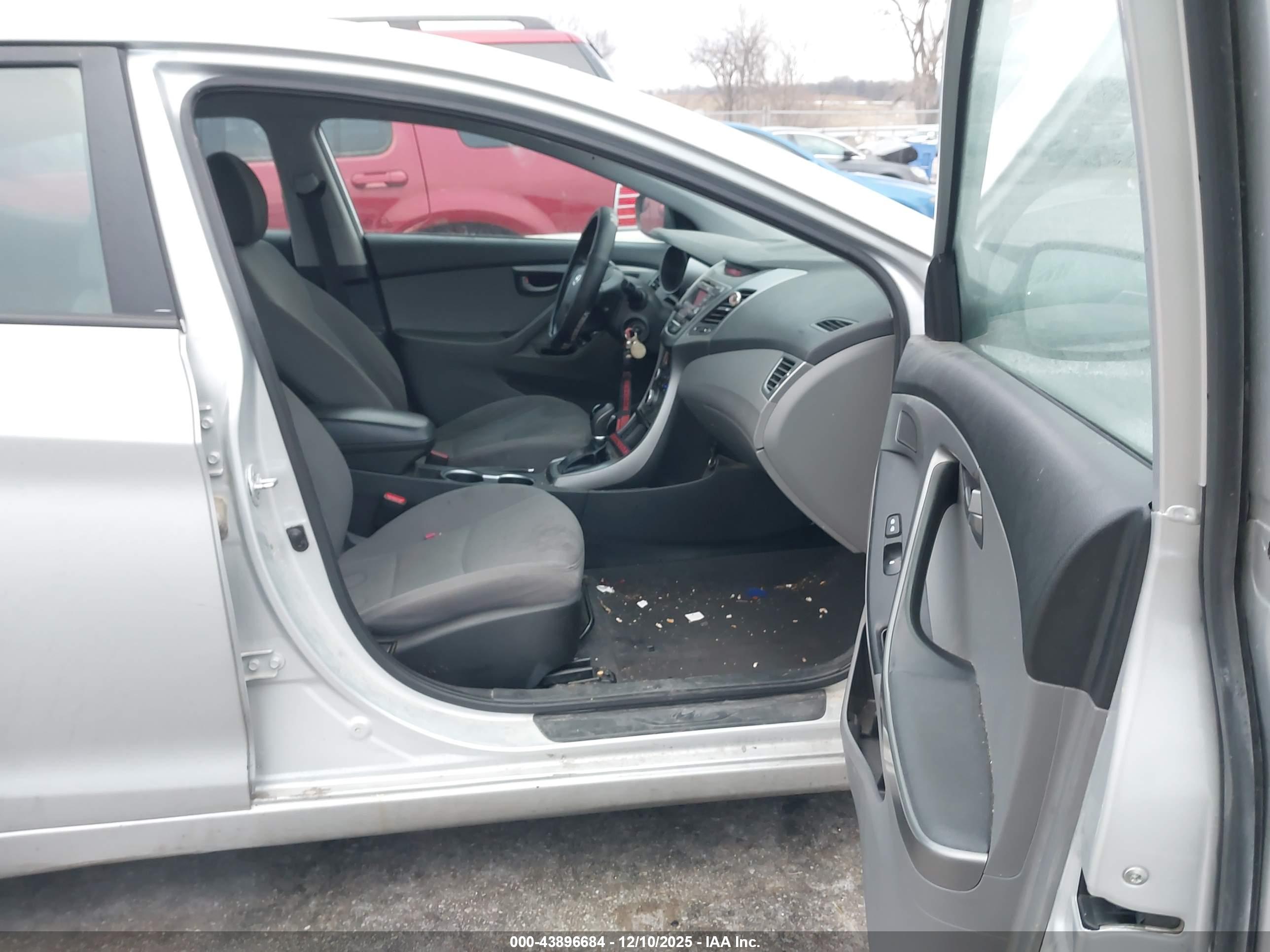 HYUNDAI ELANTRA image 5