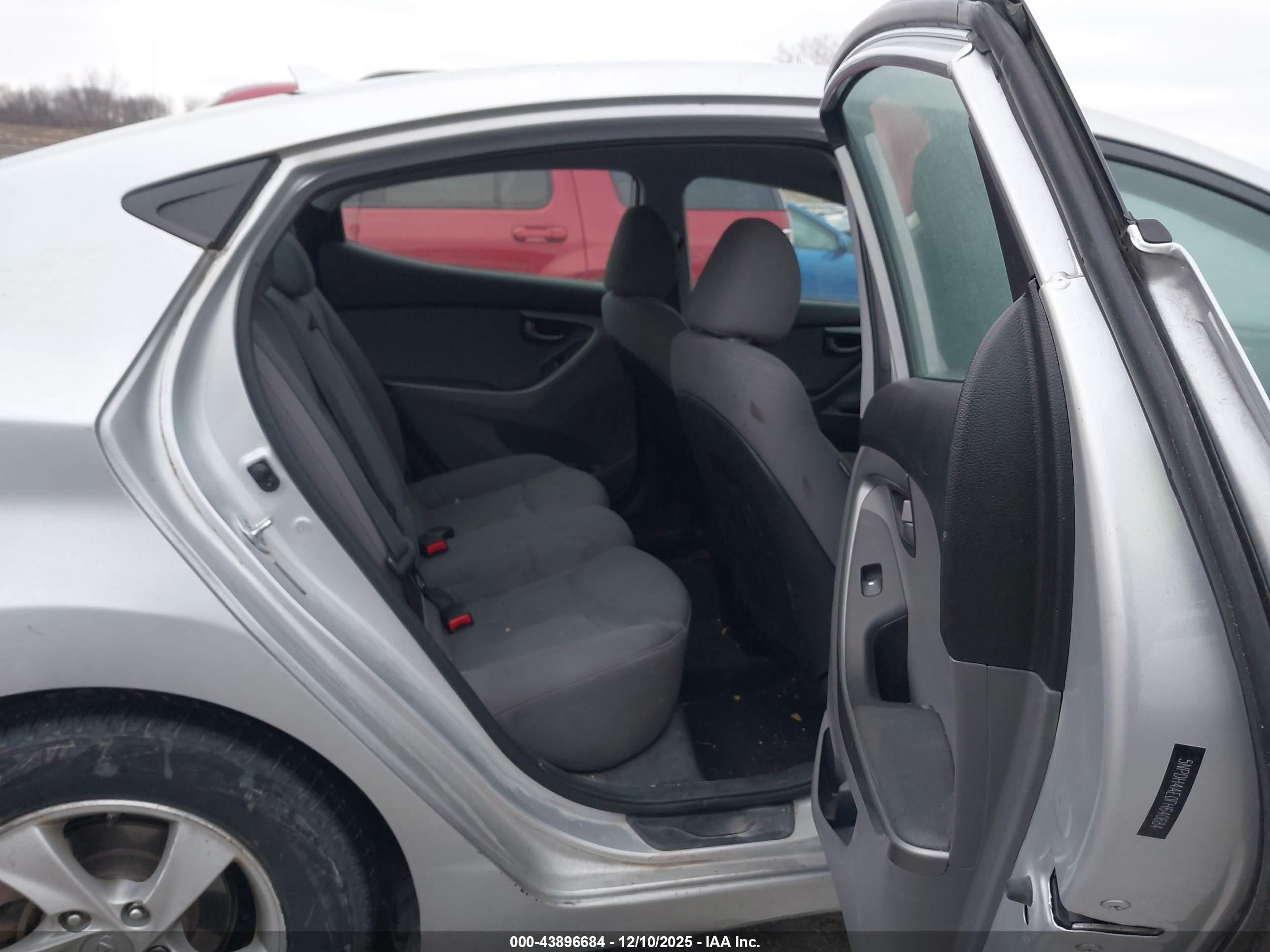 HYUNDAI ELANTRA image 8