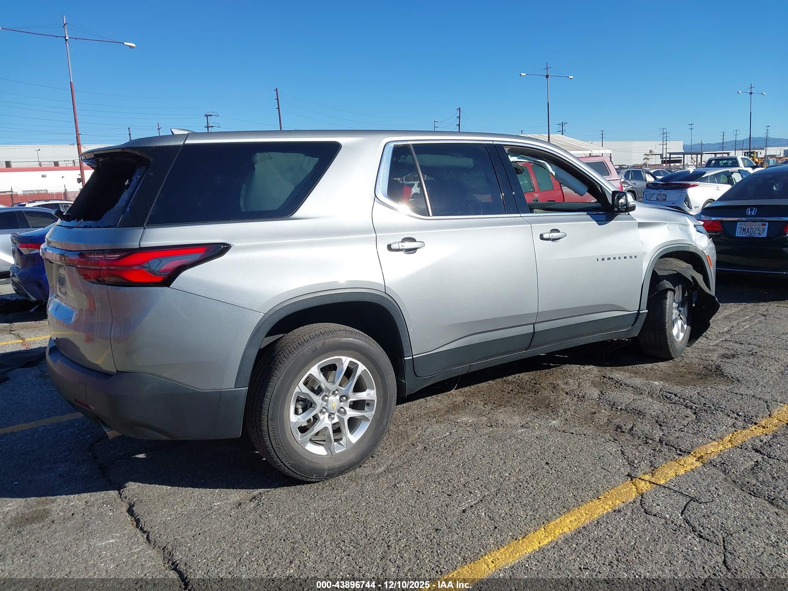CHEVROLET TRAVERSE image 4