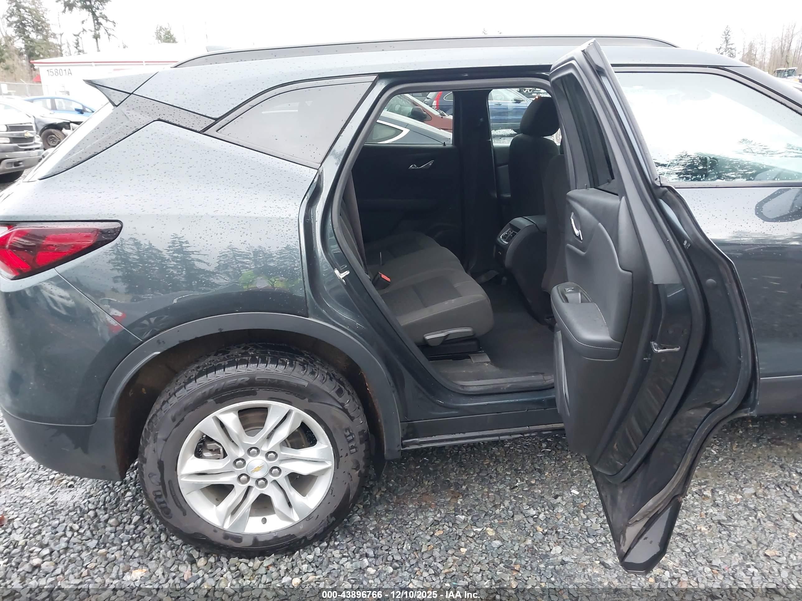 CHEVROLET BLAZER image 8