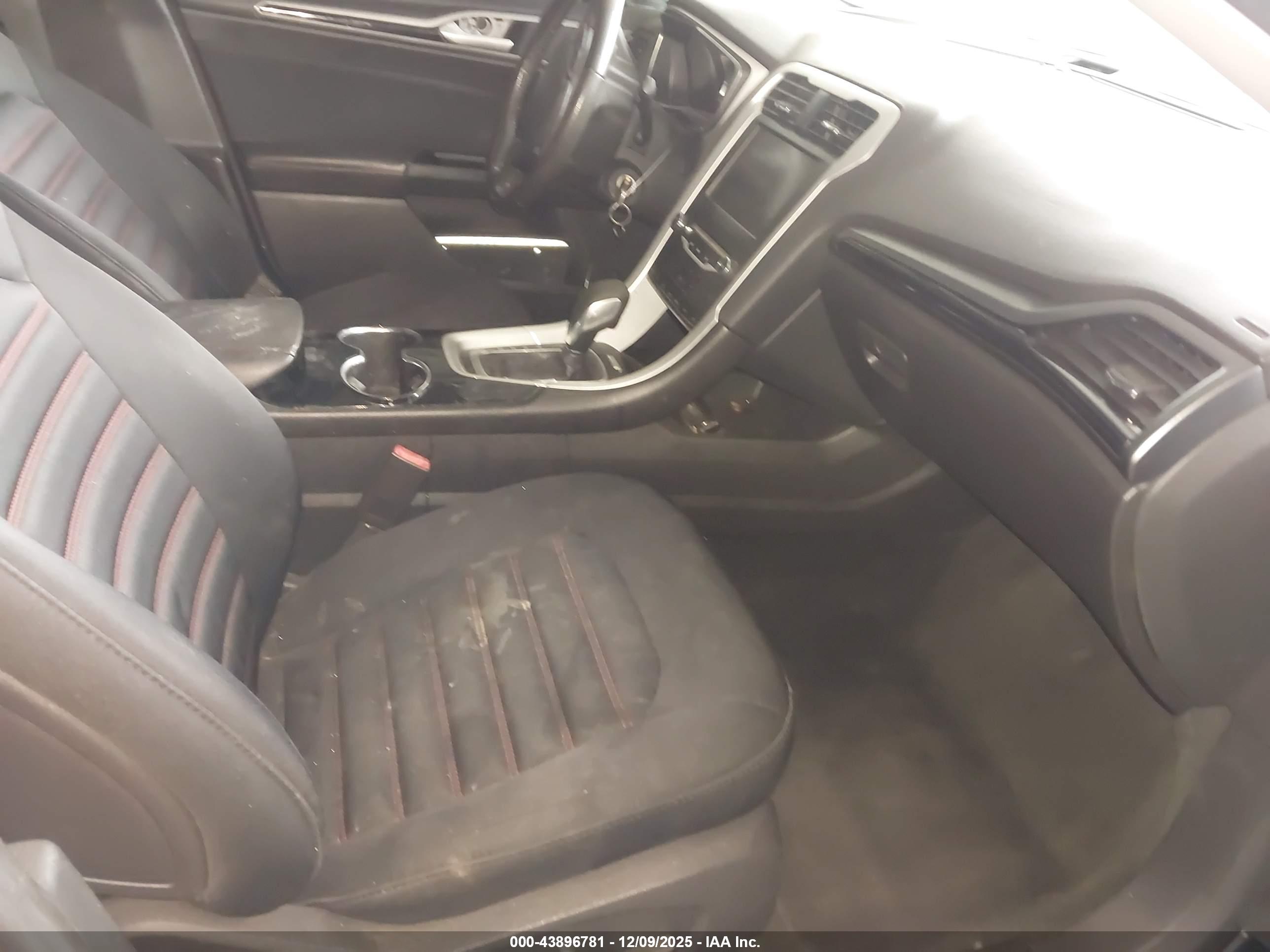 FORD FUSION image 5