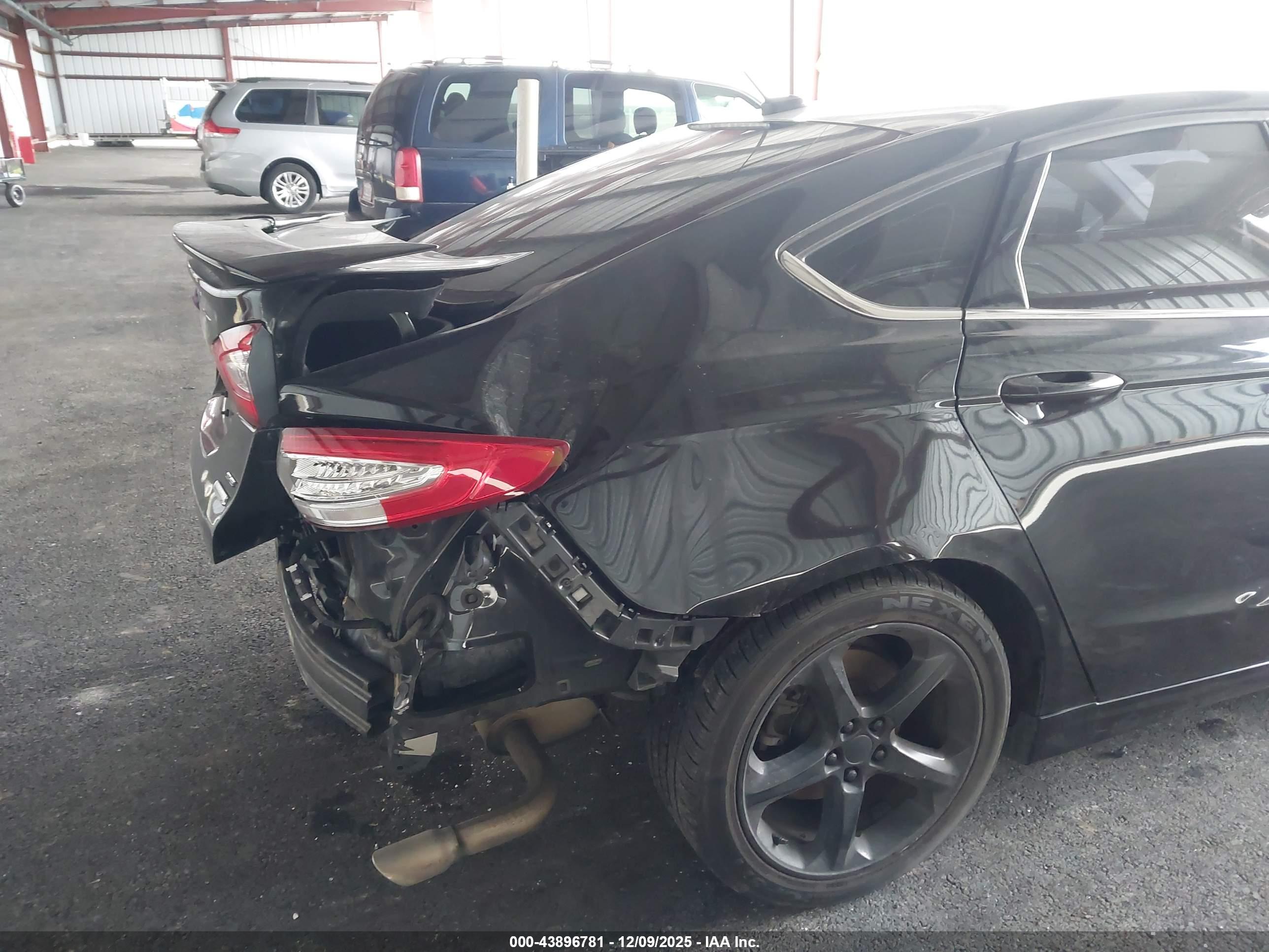 FORD FUSION image 6