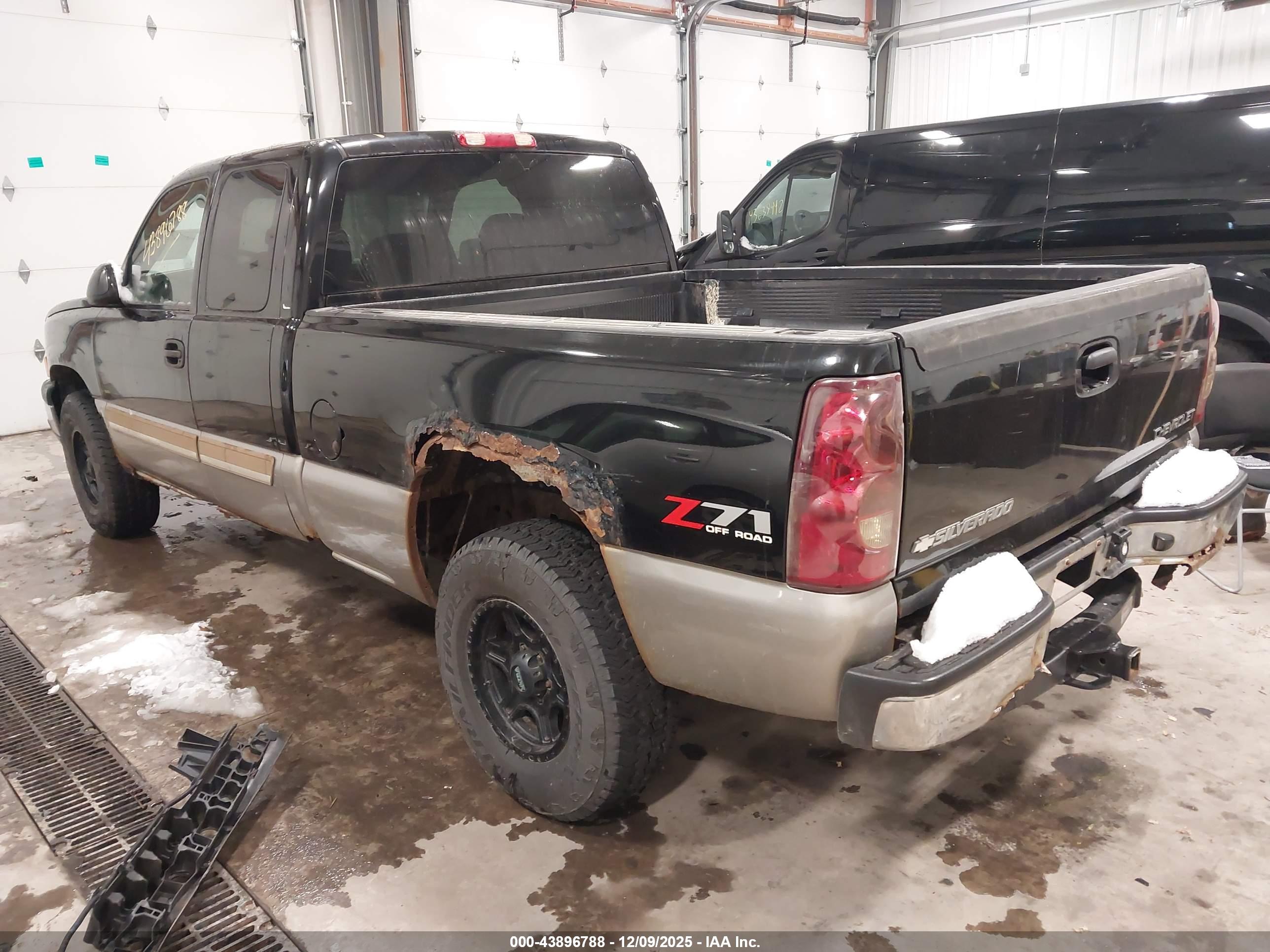 CHEVROLET SILVERADO image 3