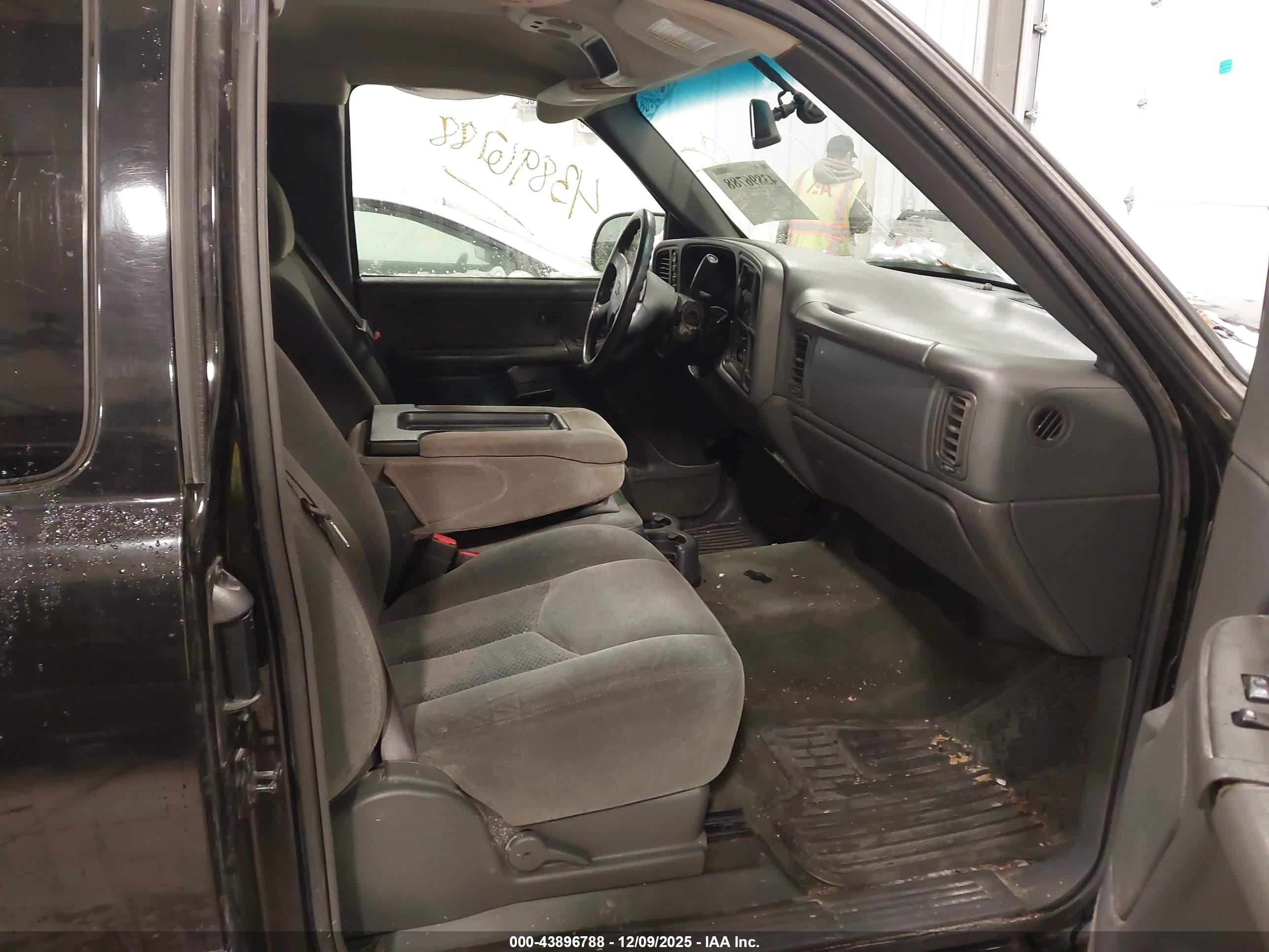 CHEVROLET SILVERADO image 5