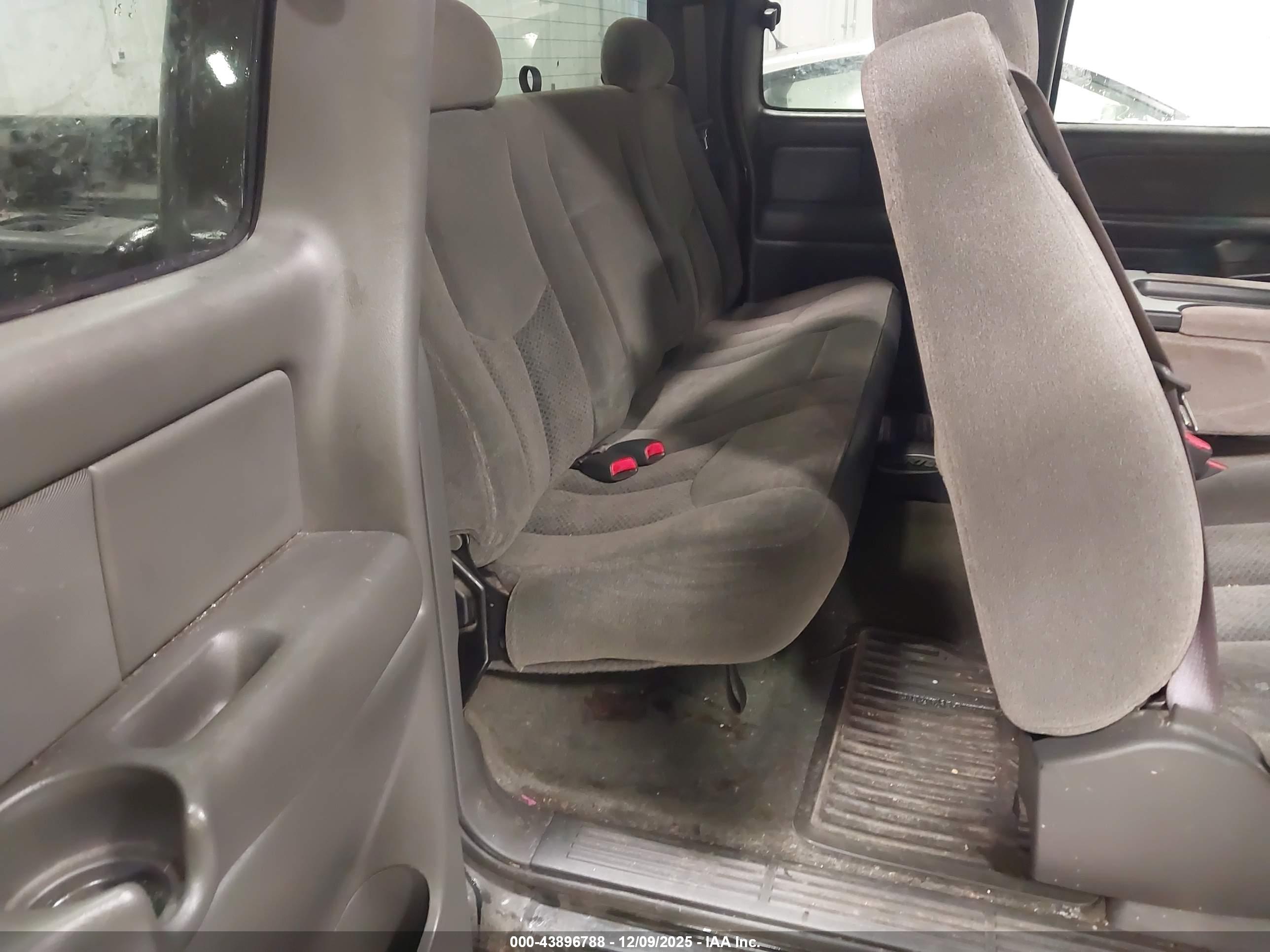 CHEVROLET SILVERADO image 8
