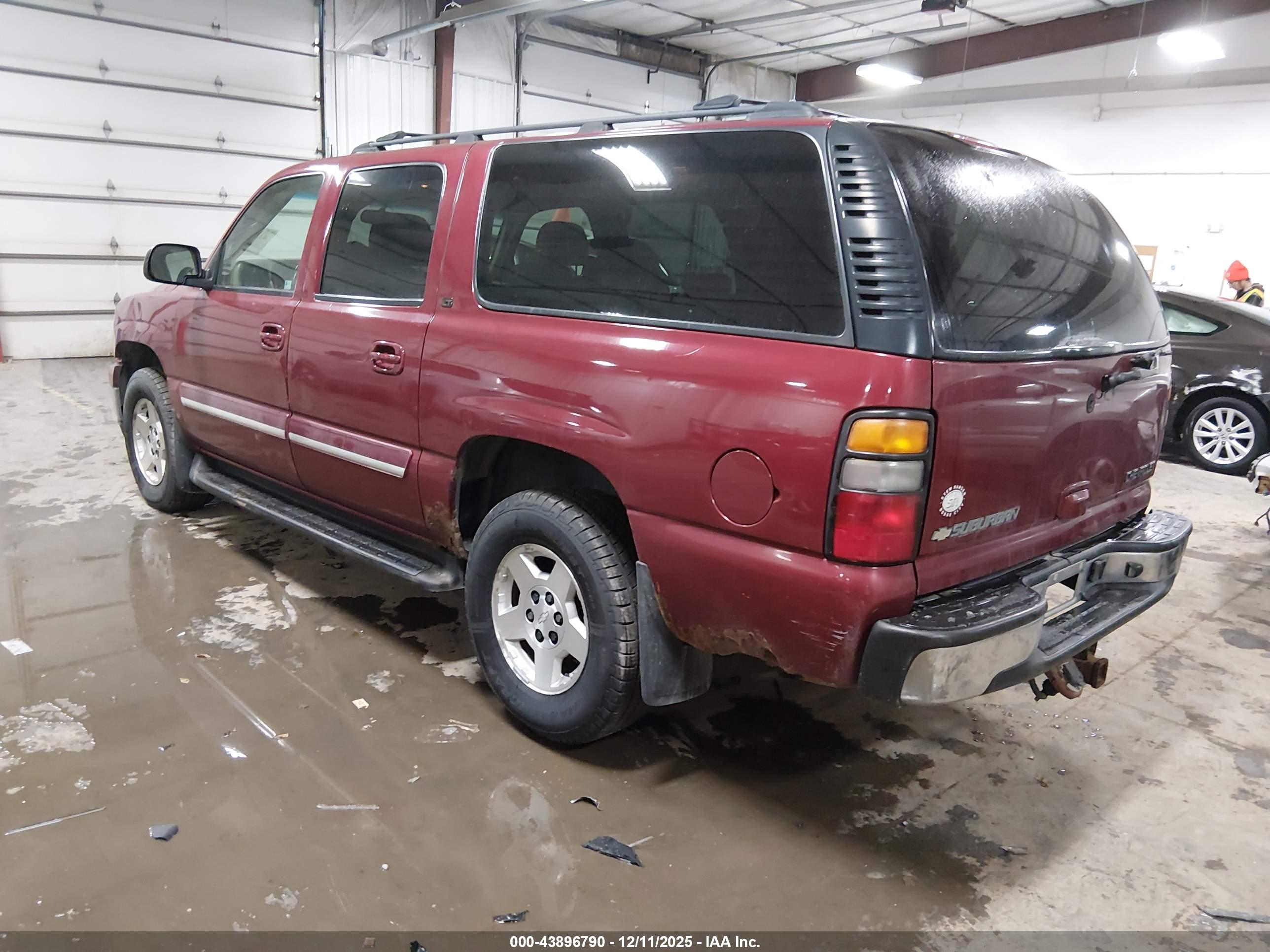 CHEVROLET SUBURBAN image 3