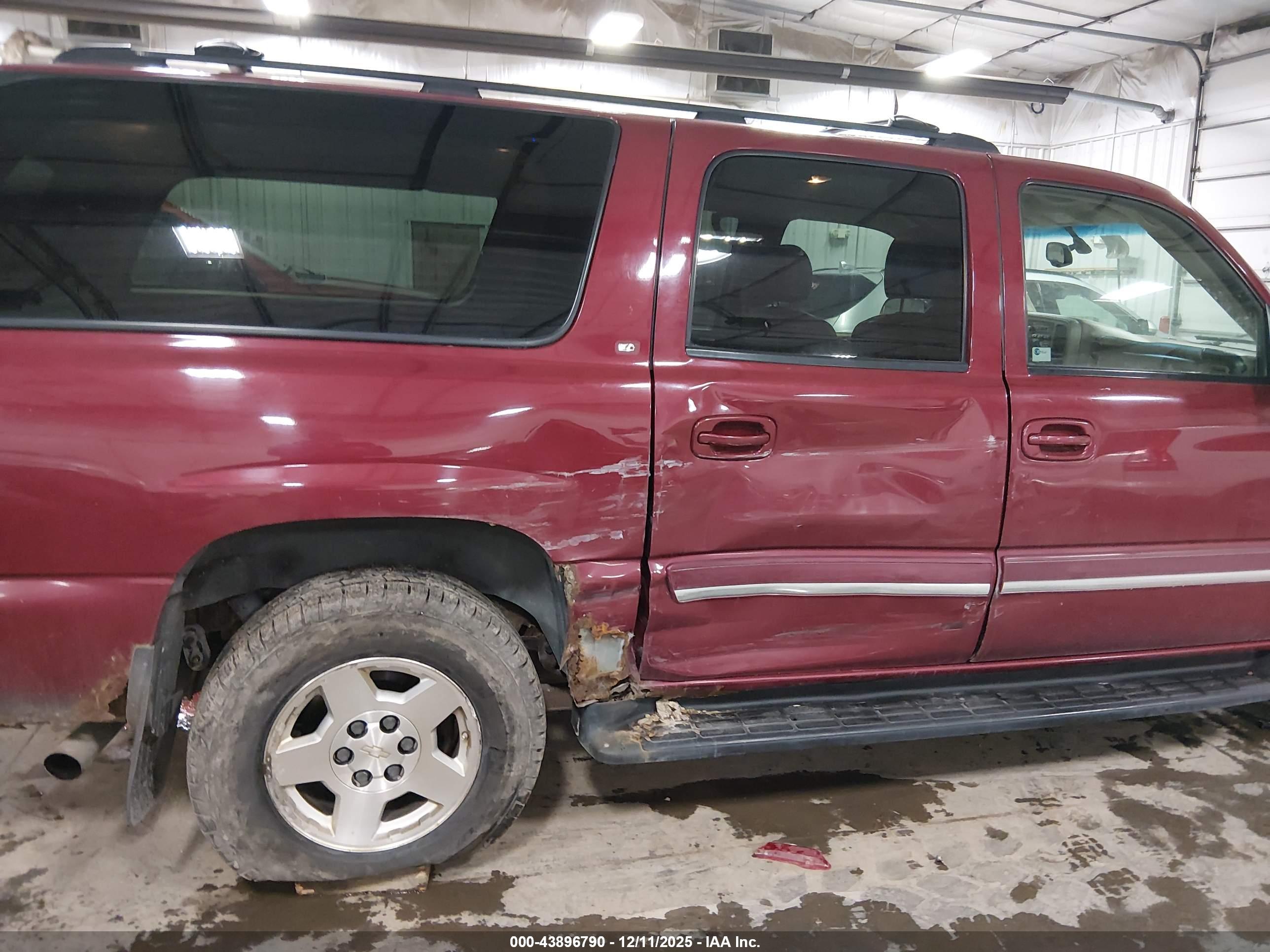 CHEVROLET SUBURBAN image 6