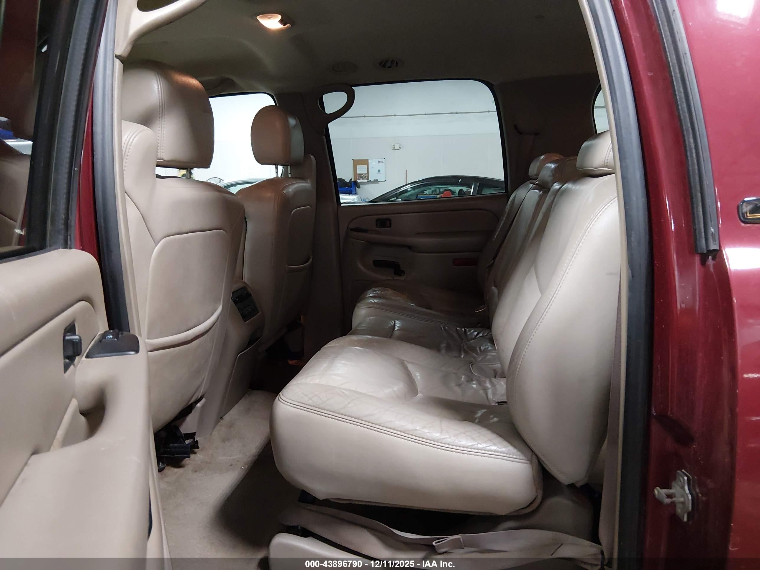 CHEVROLET SUBURBAN image 8