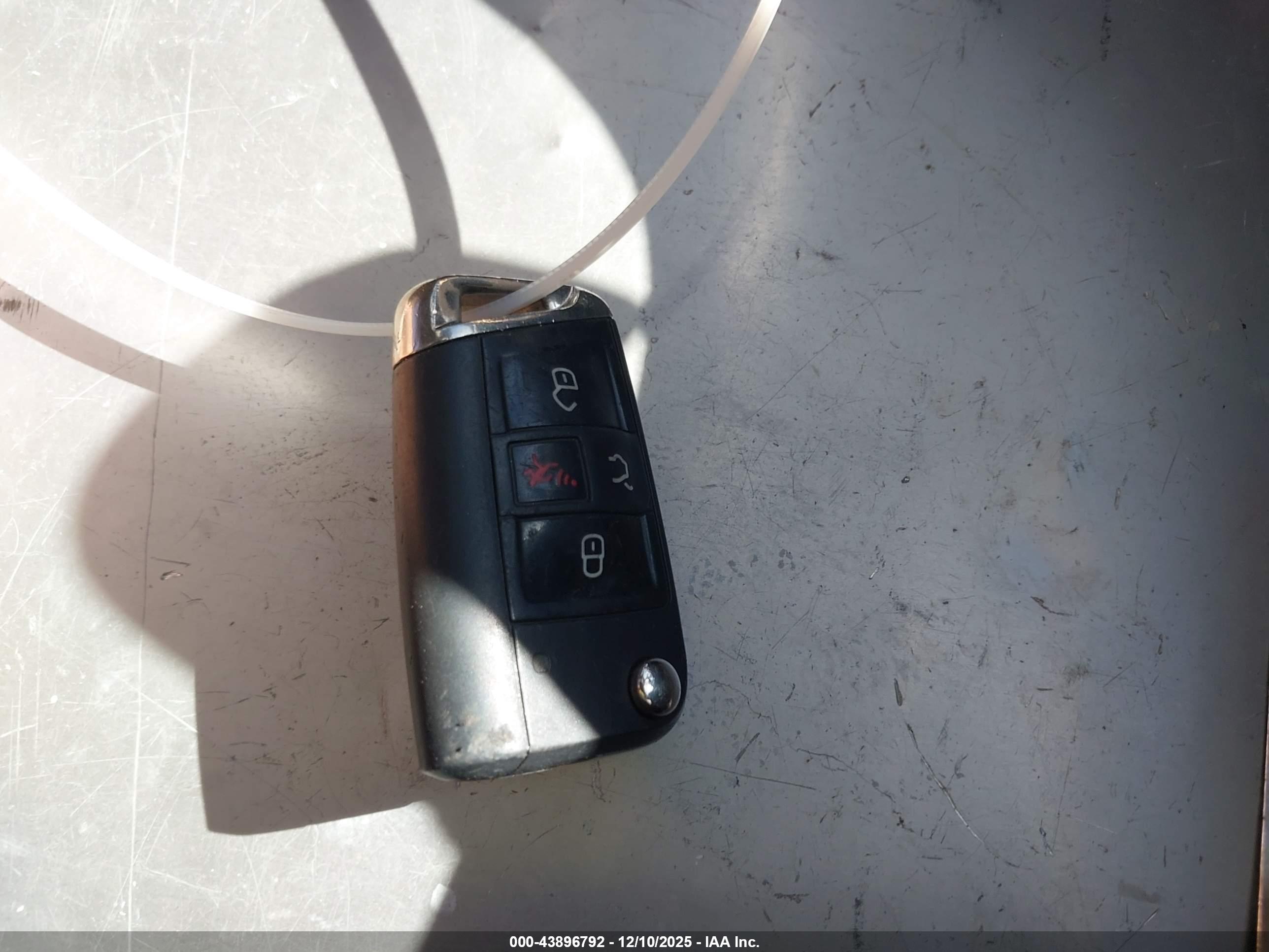 VOLKSWAGEN E-GOLF image 11