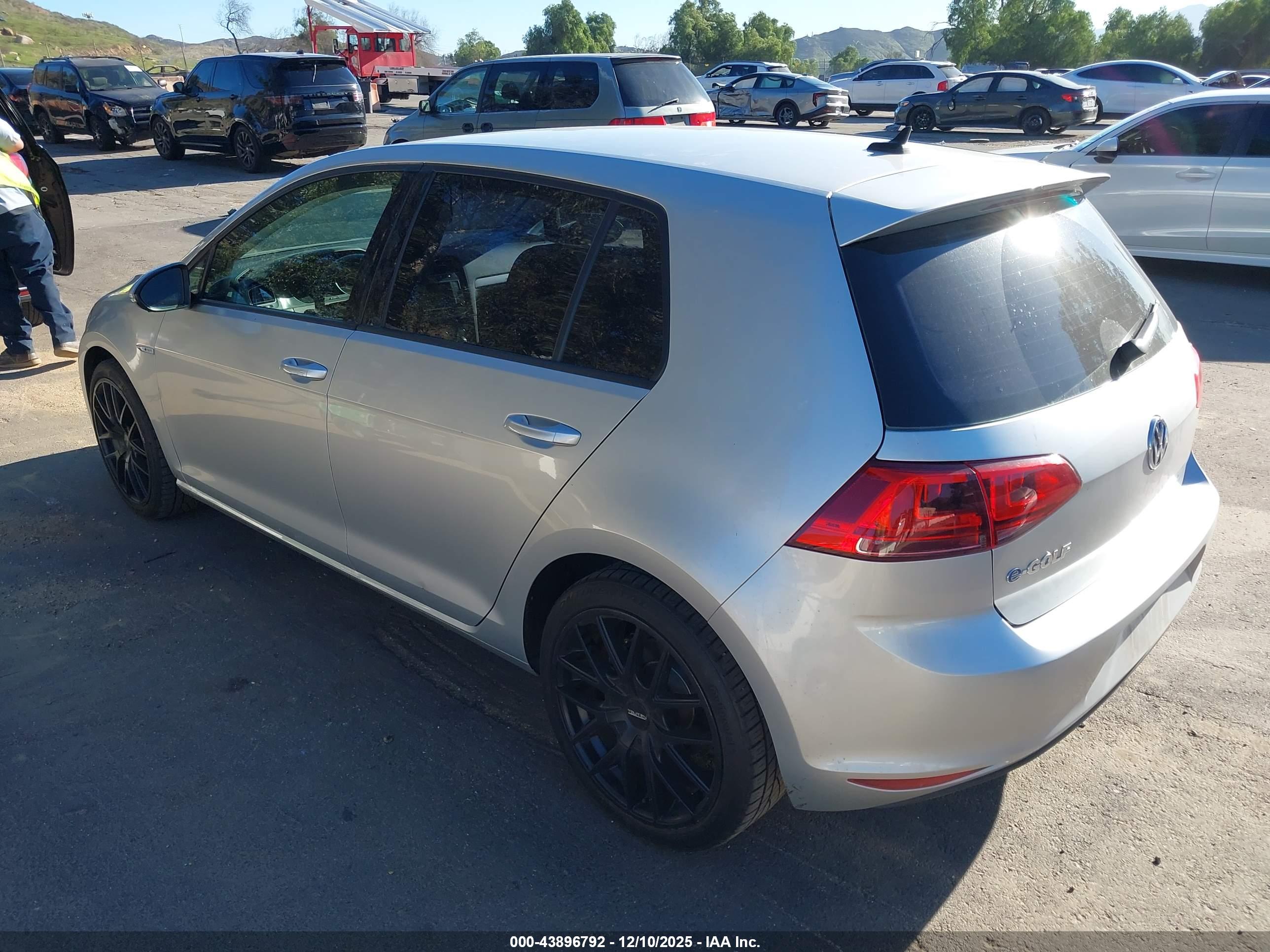 VOLKSWAGEN E-GOLF image 3