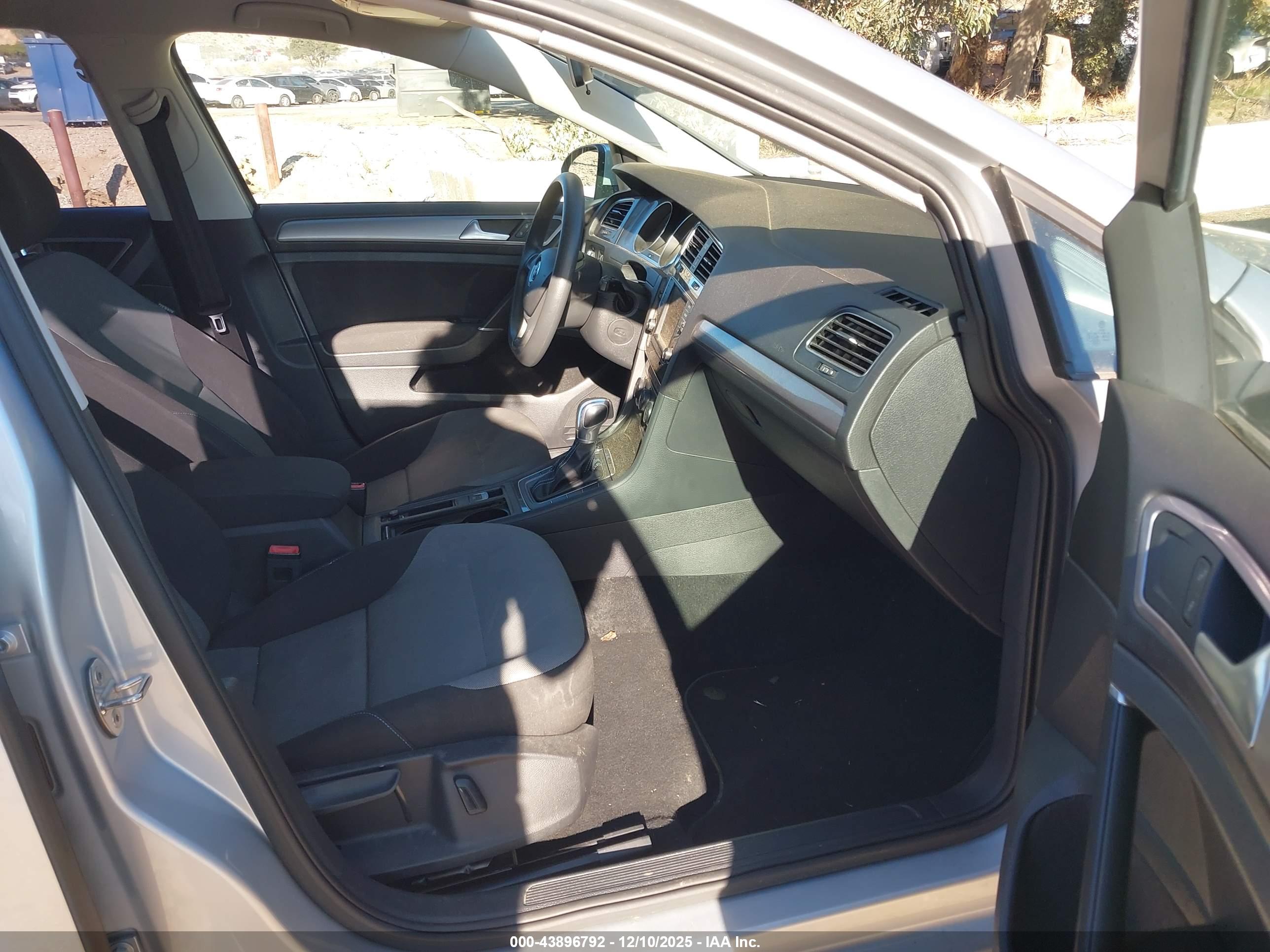 VOLKSWAGEN E-GOLF image 5