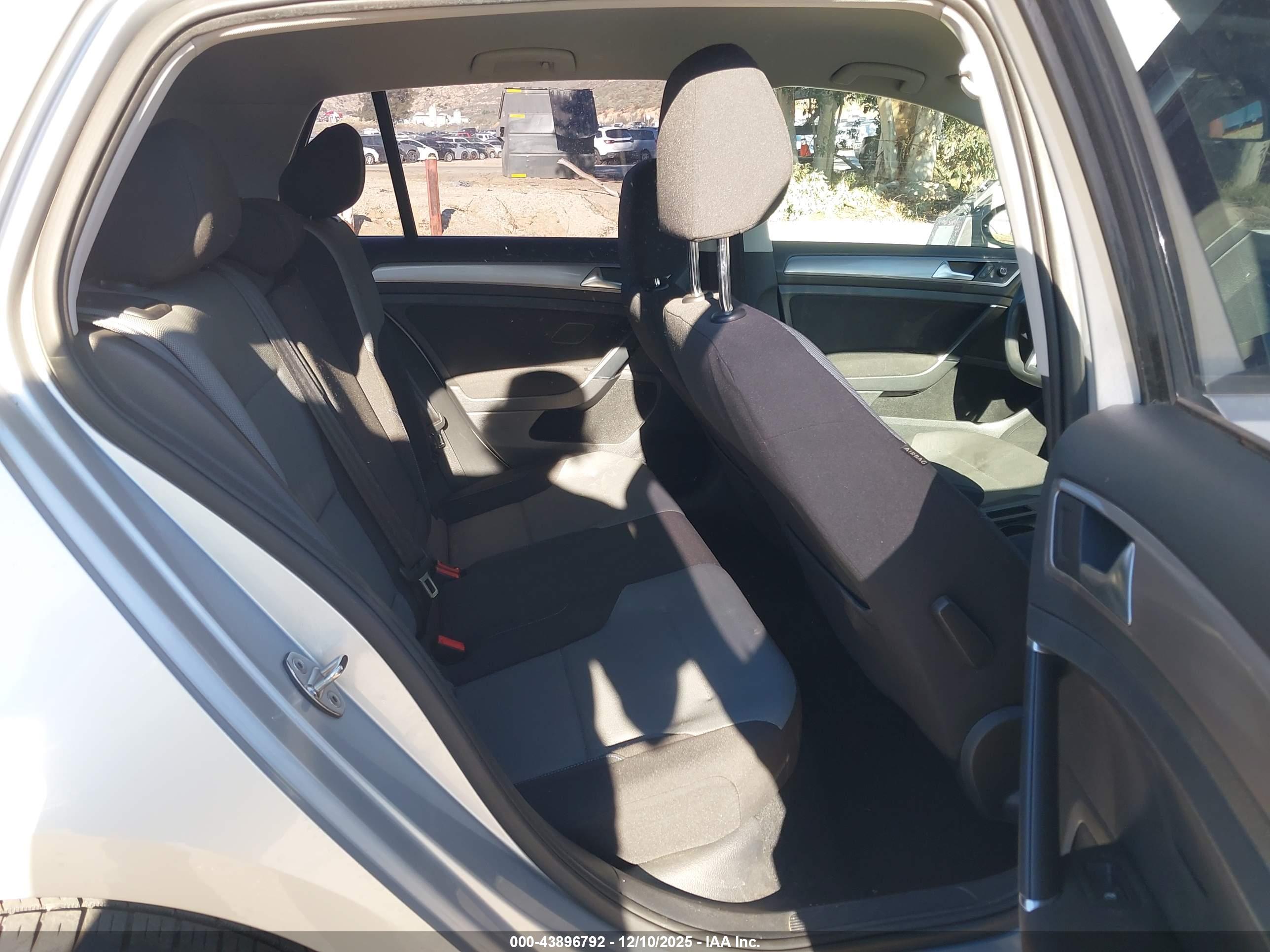 VOLKSWAGEN E-GOLF image 8