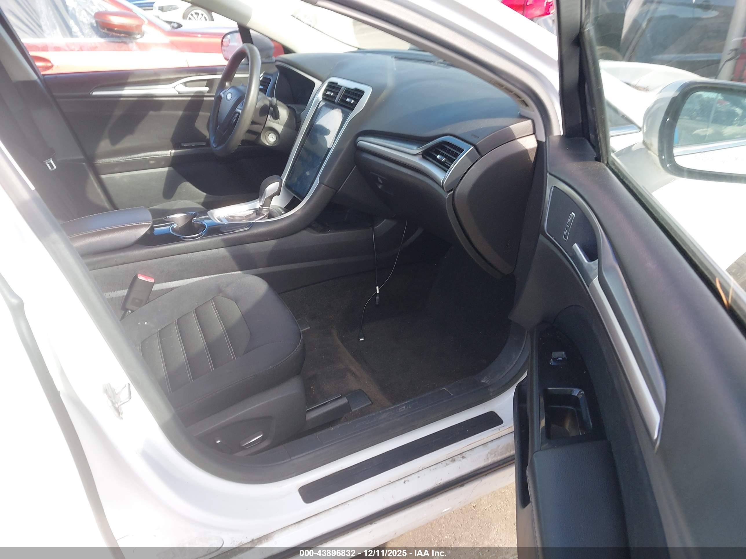 FORD FUSION image 5