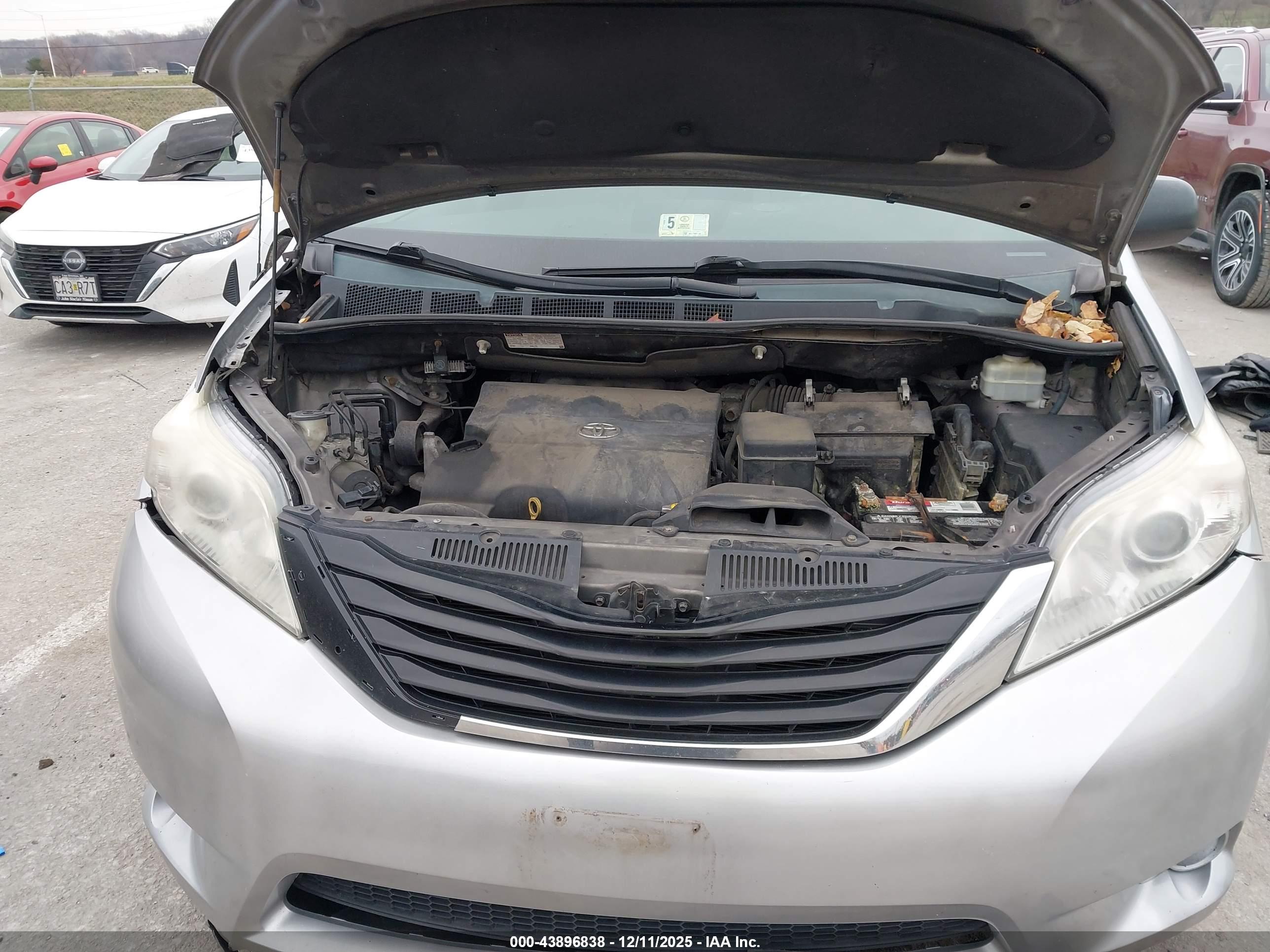 TOYOTA SIENNA image 10