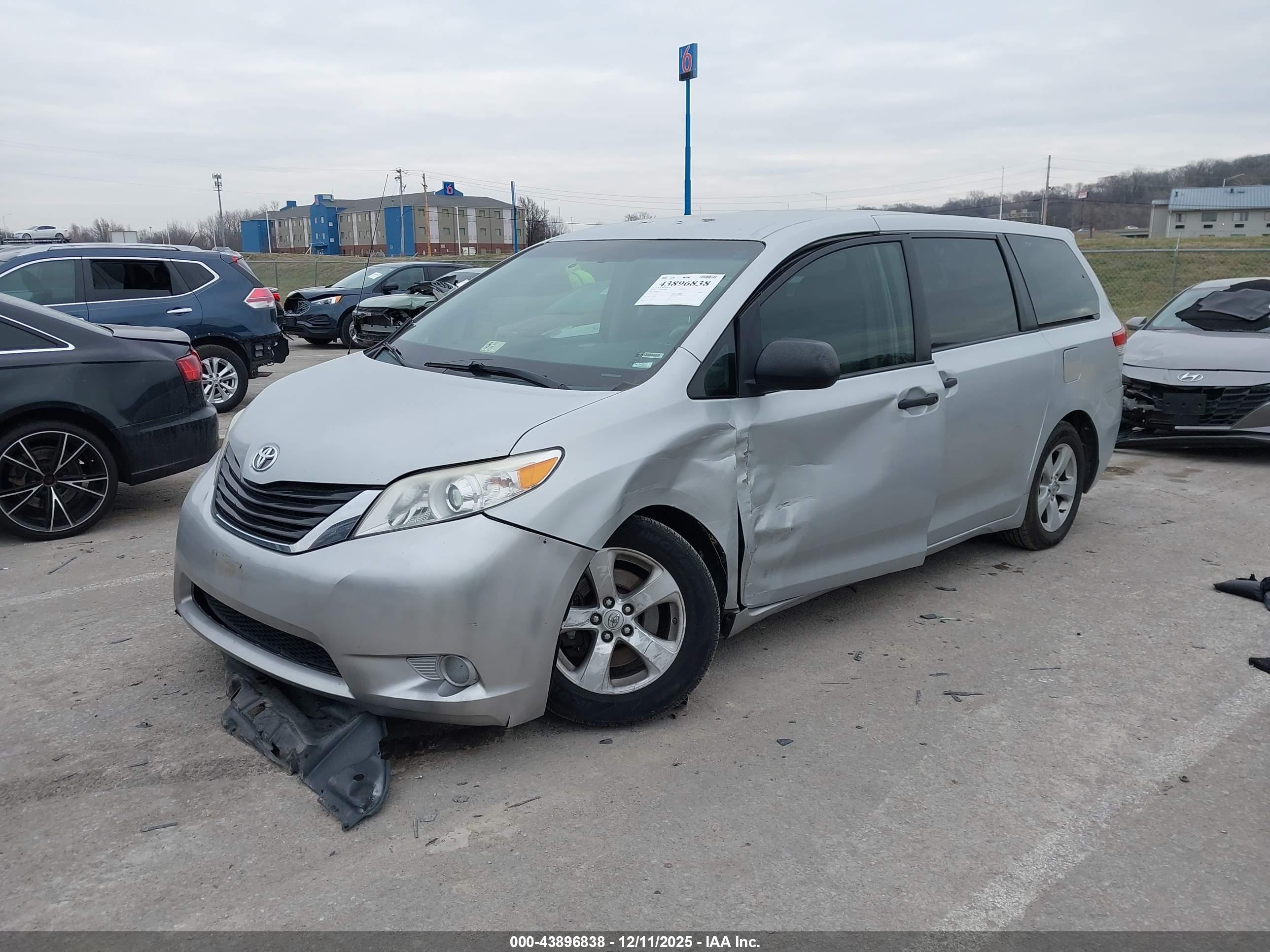 TOYOTA SIENNA image 2