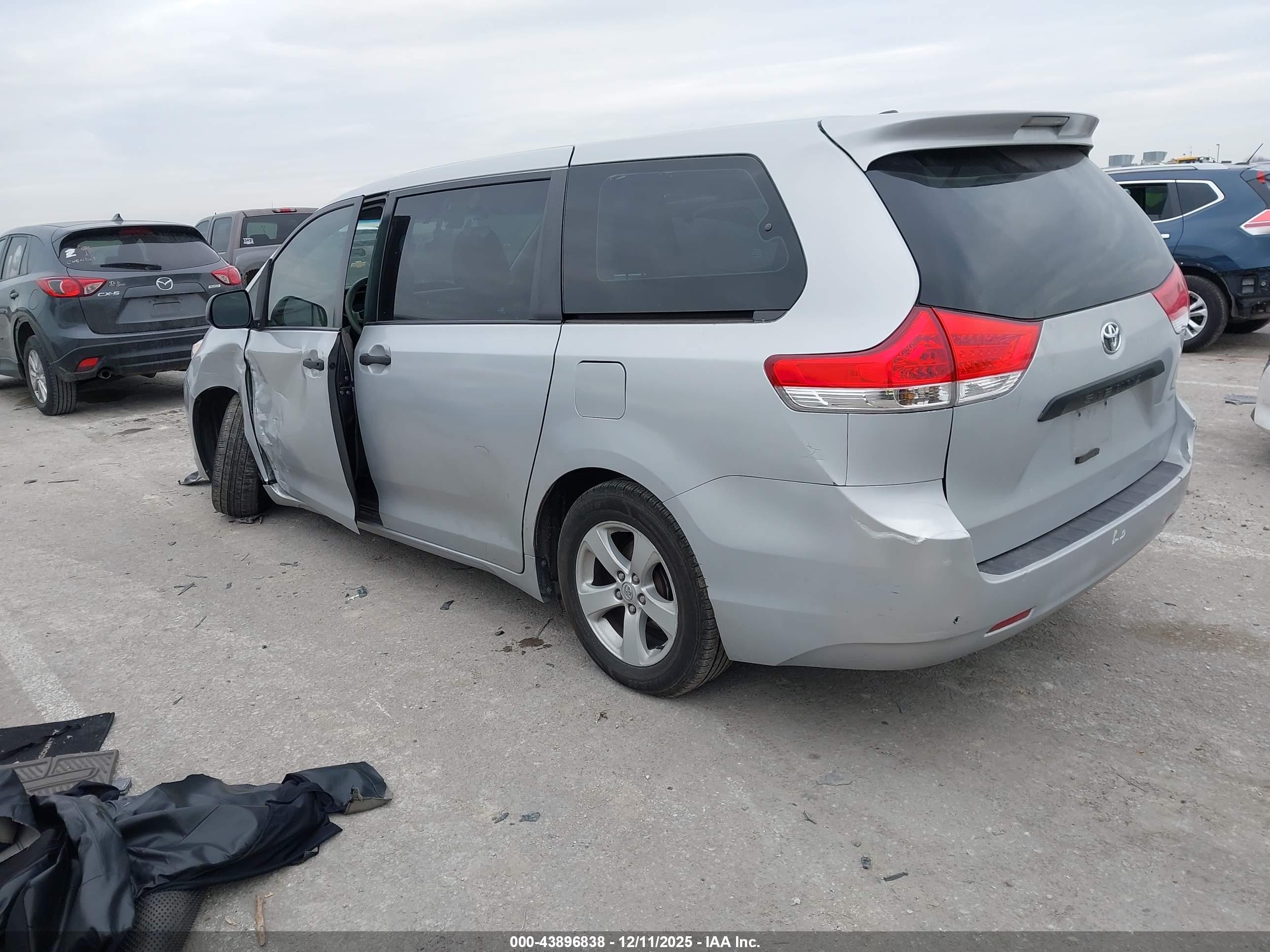 TOYOTA SIENNA image 3