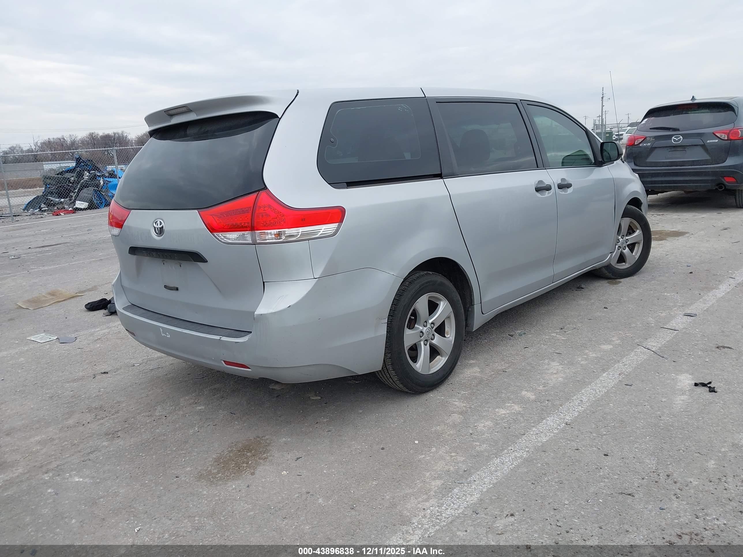 TOYOTA SIENNA image 4