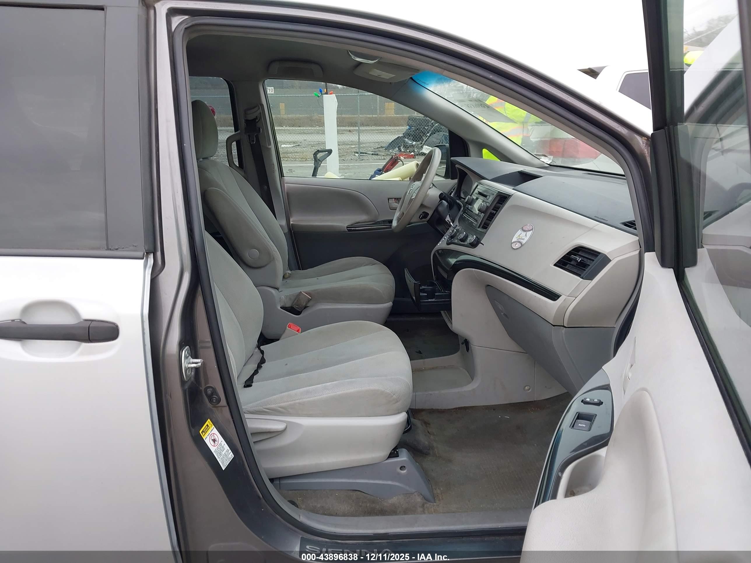 TOYOTA SIENNA image 5