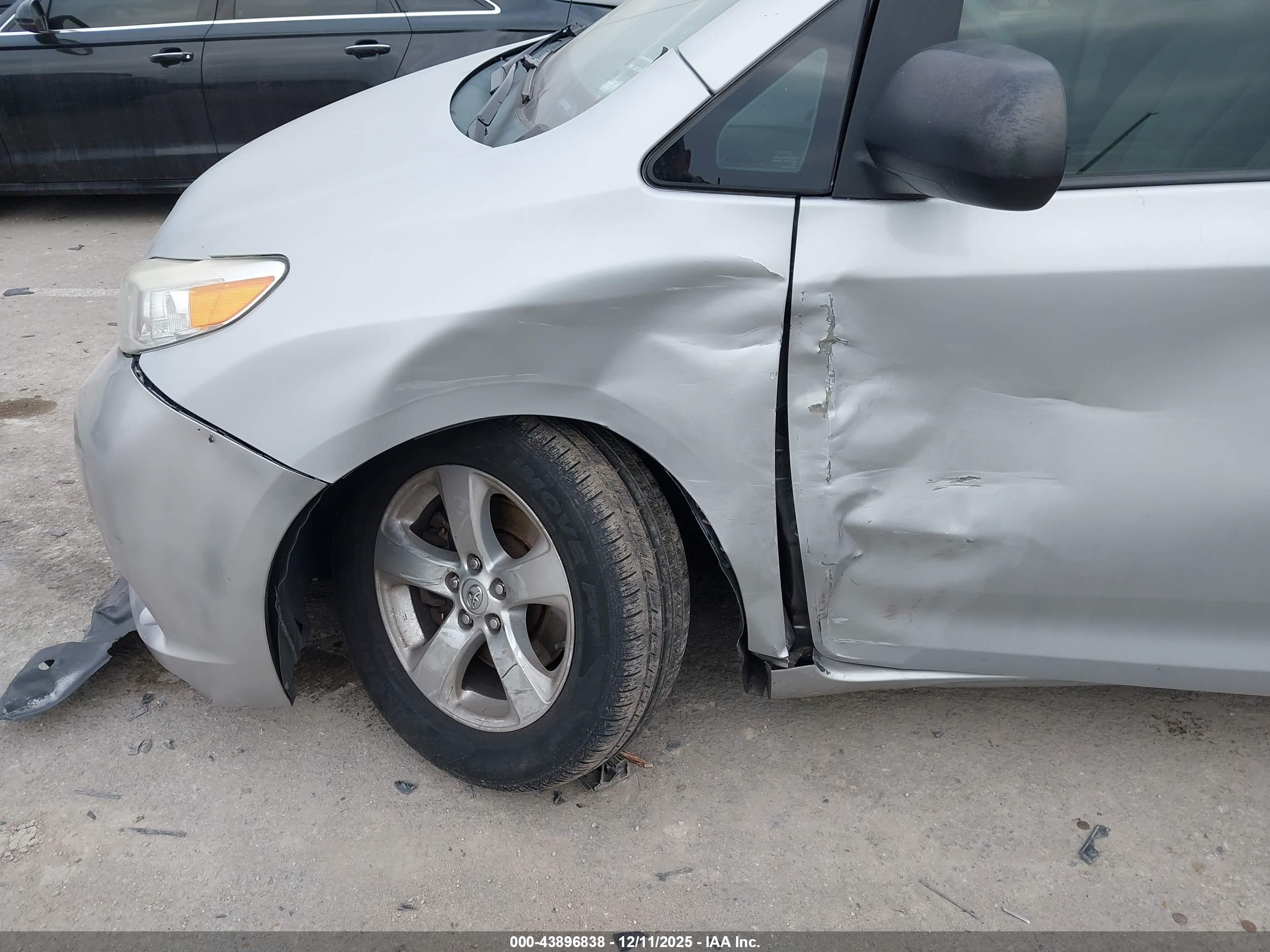 TOYOTA SIENNA image 6