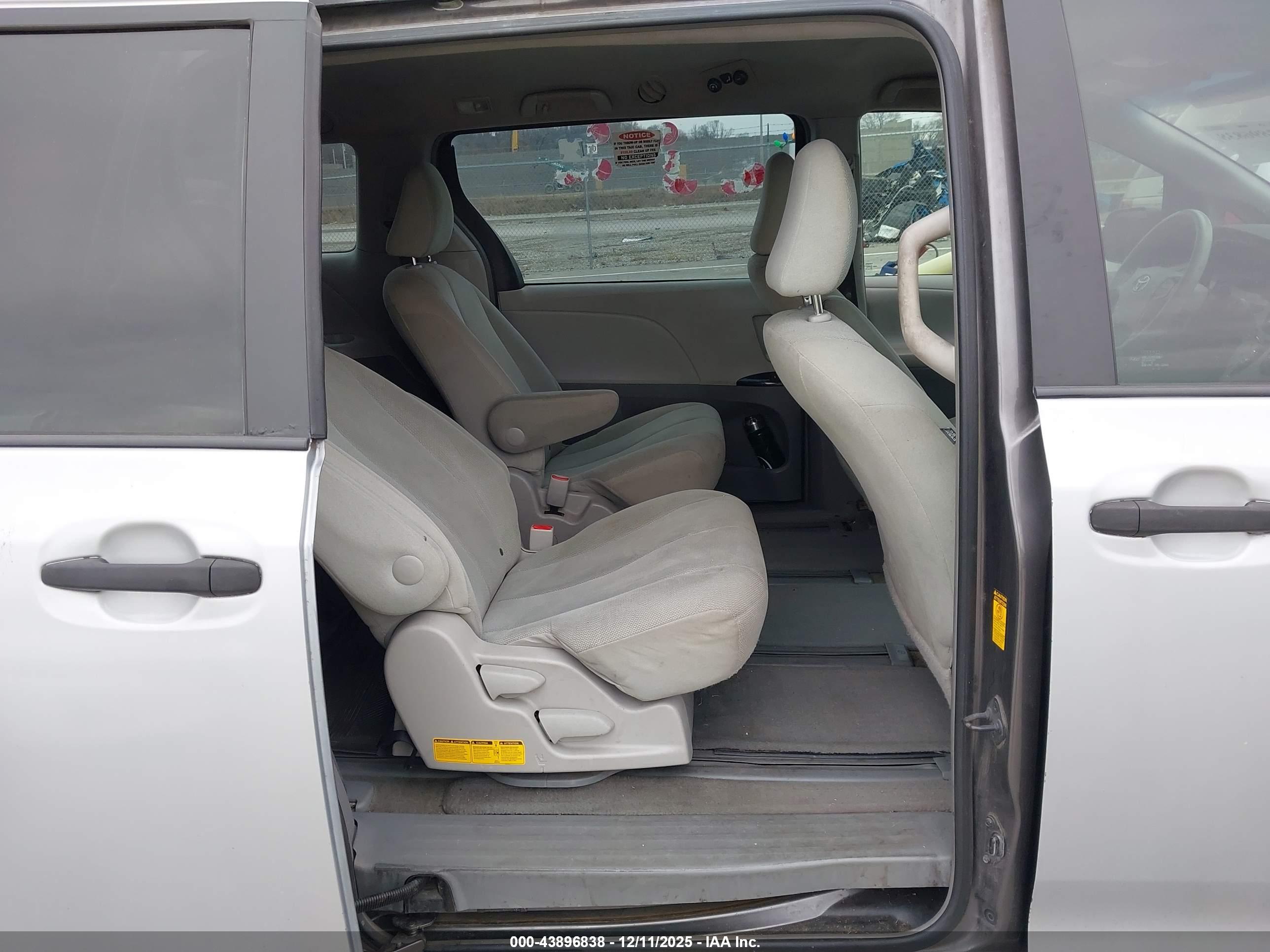 TOYOTA SIENNA image 8