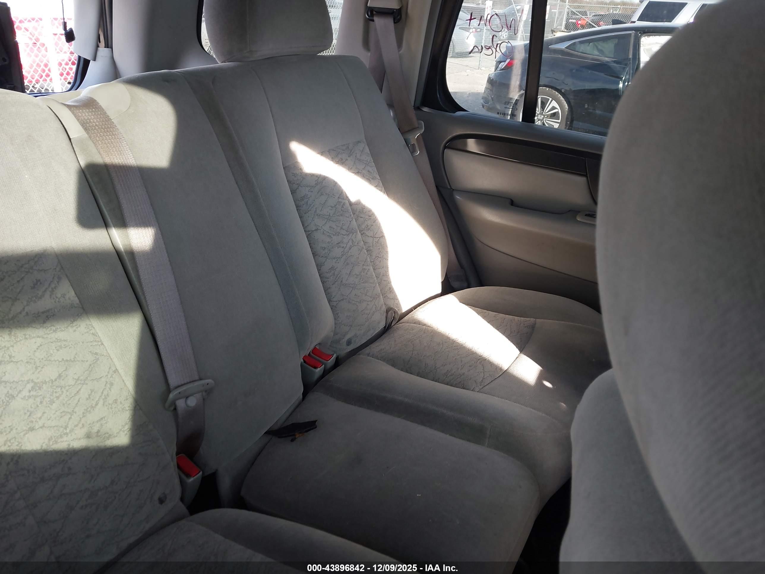 GMC ENVOY image 8