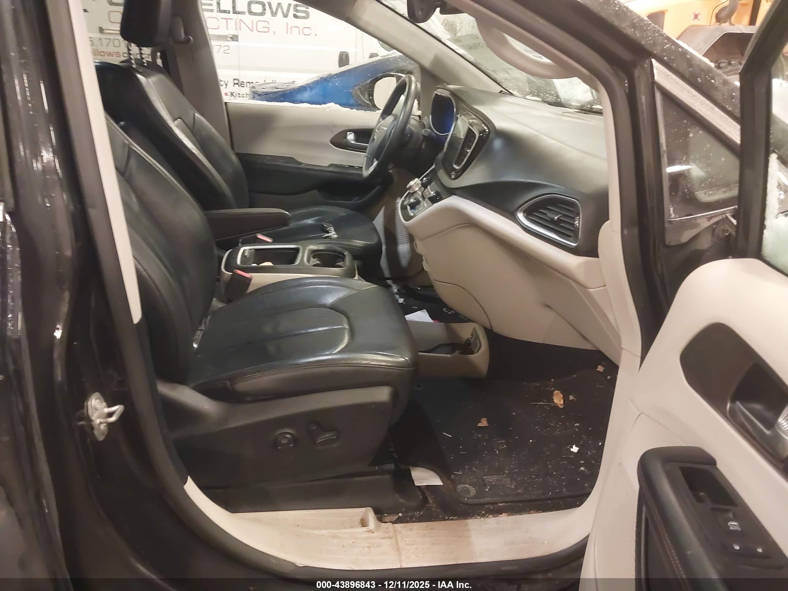 CHRYSLER PACIFICA image 5