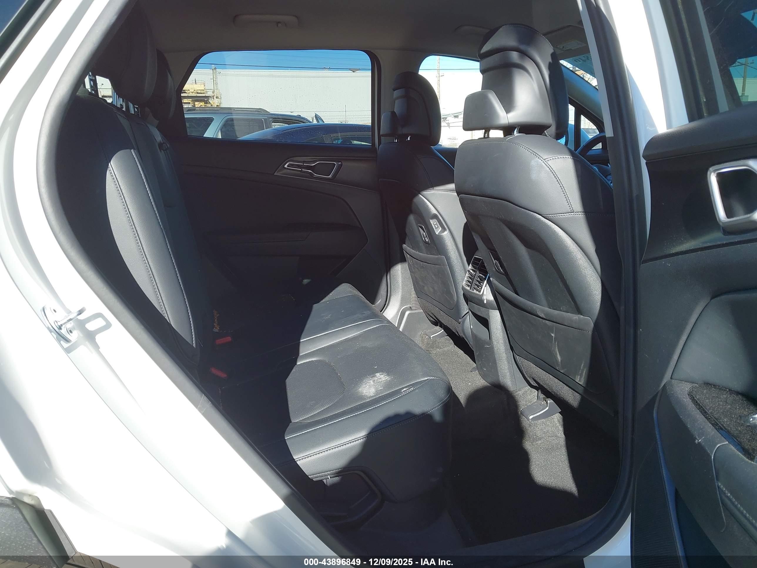 KIA SPORTAGE image 8