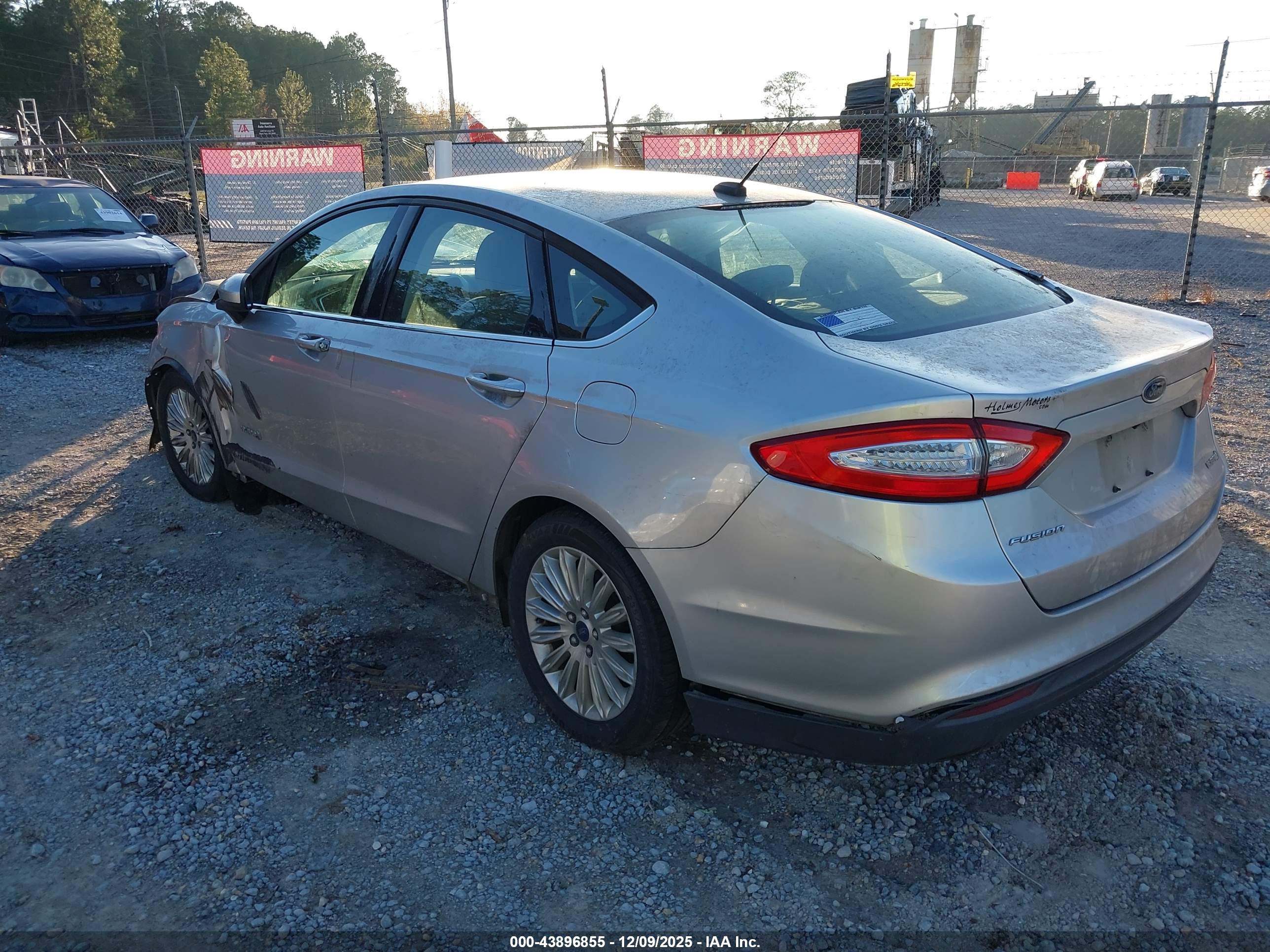 FORD FUSION image 3