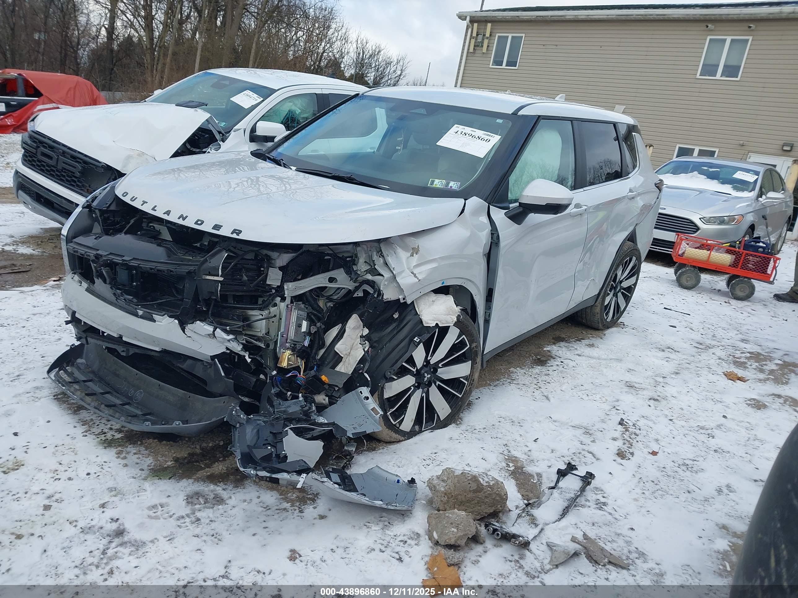 MITSUBISHI OUTLANDER image 2