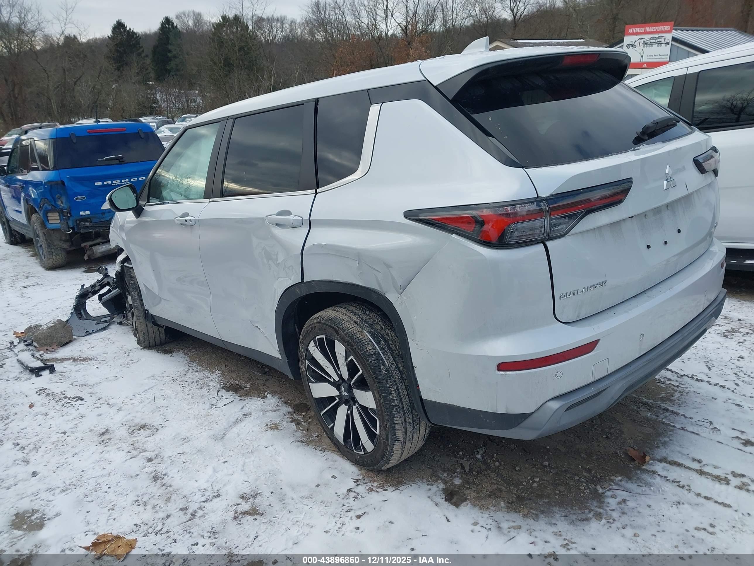 MITSUBISHI OUTLANDER image 3